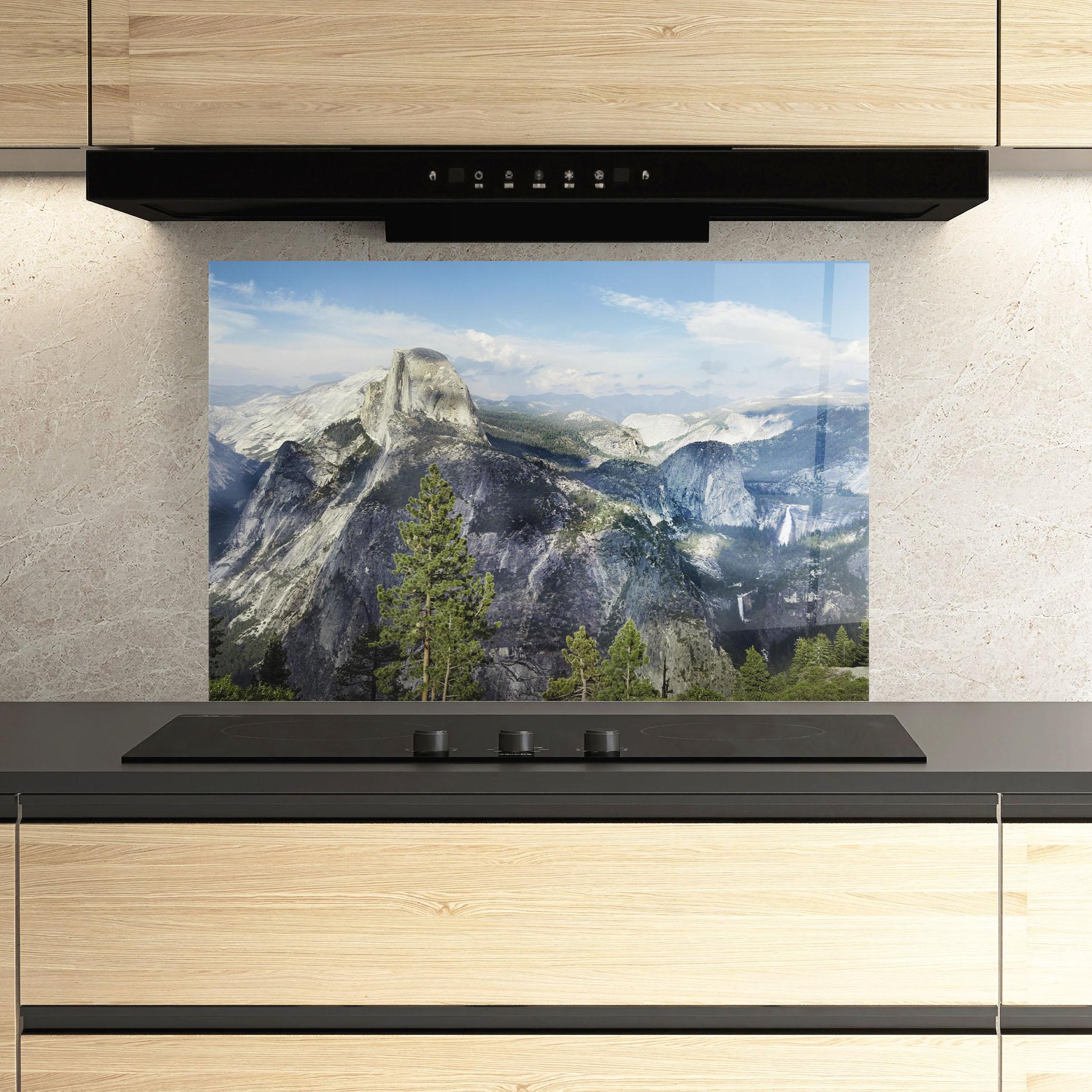 Küchenrückwand Glas Foggy Day Mountain mockup 3