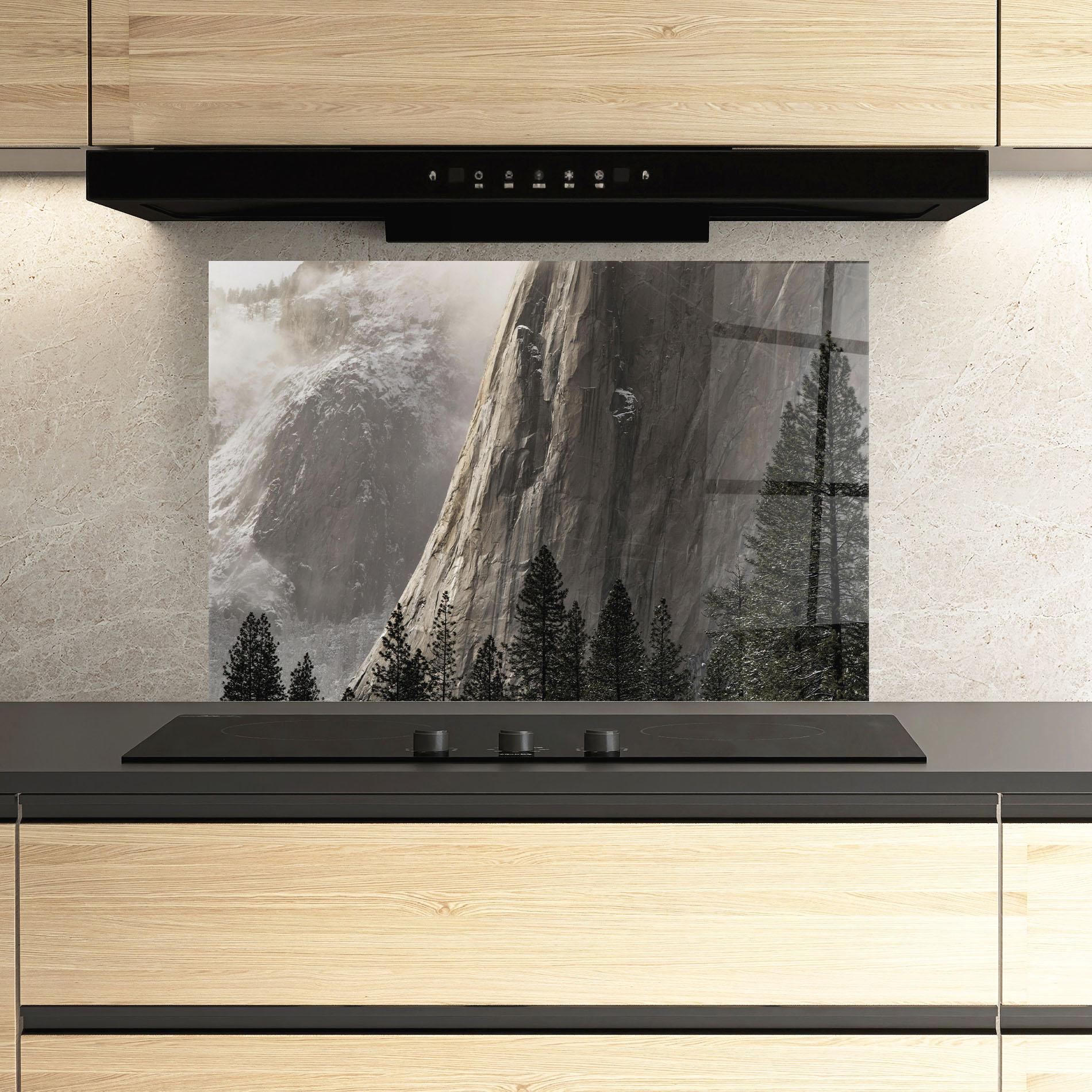 Küchenrückwand Glas Green Tree Mountain mockup 3