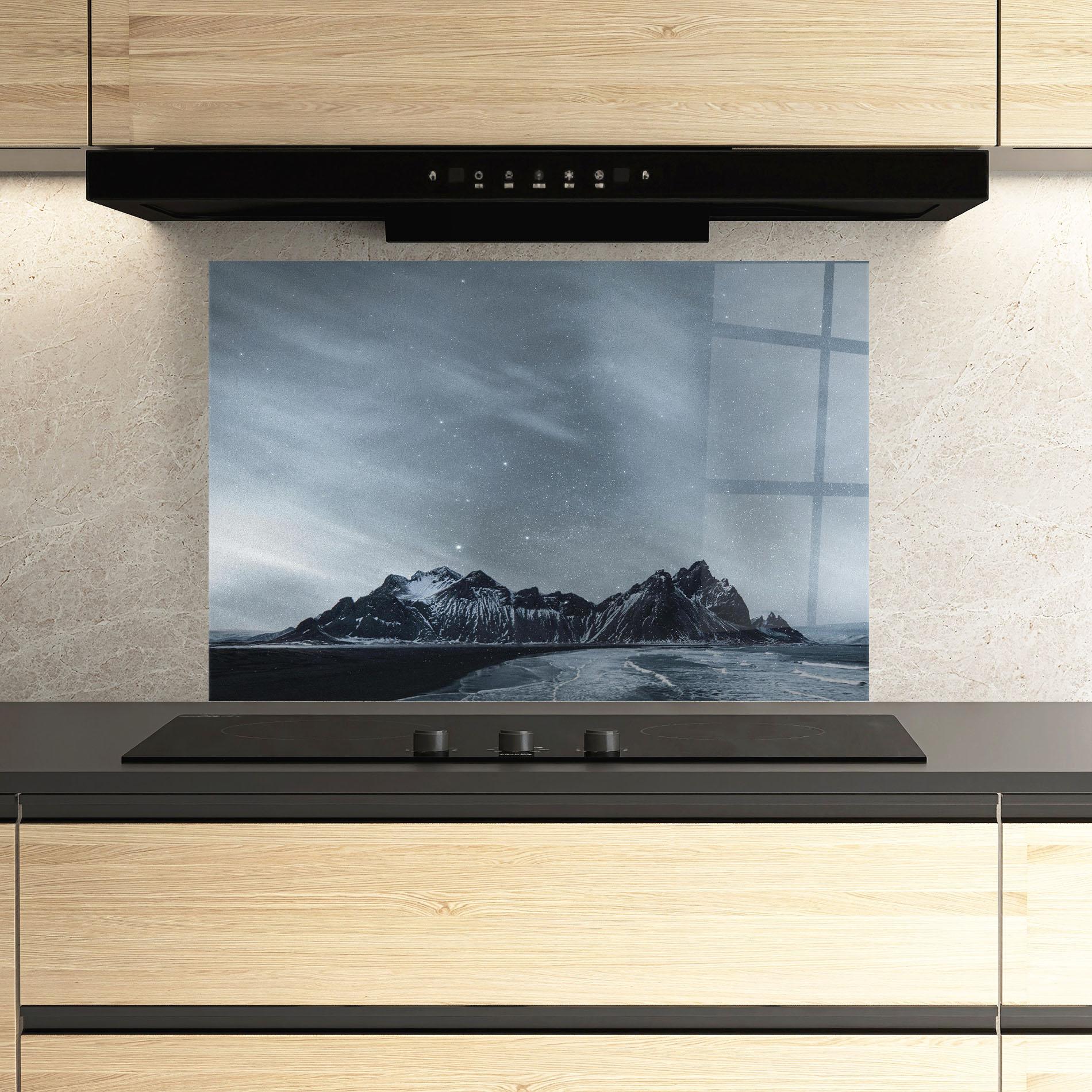 Küchenrückwand Glas Grey Star Mountain mockup 3