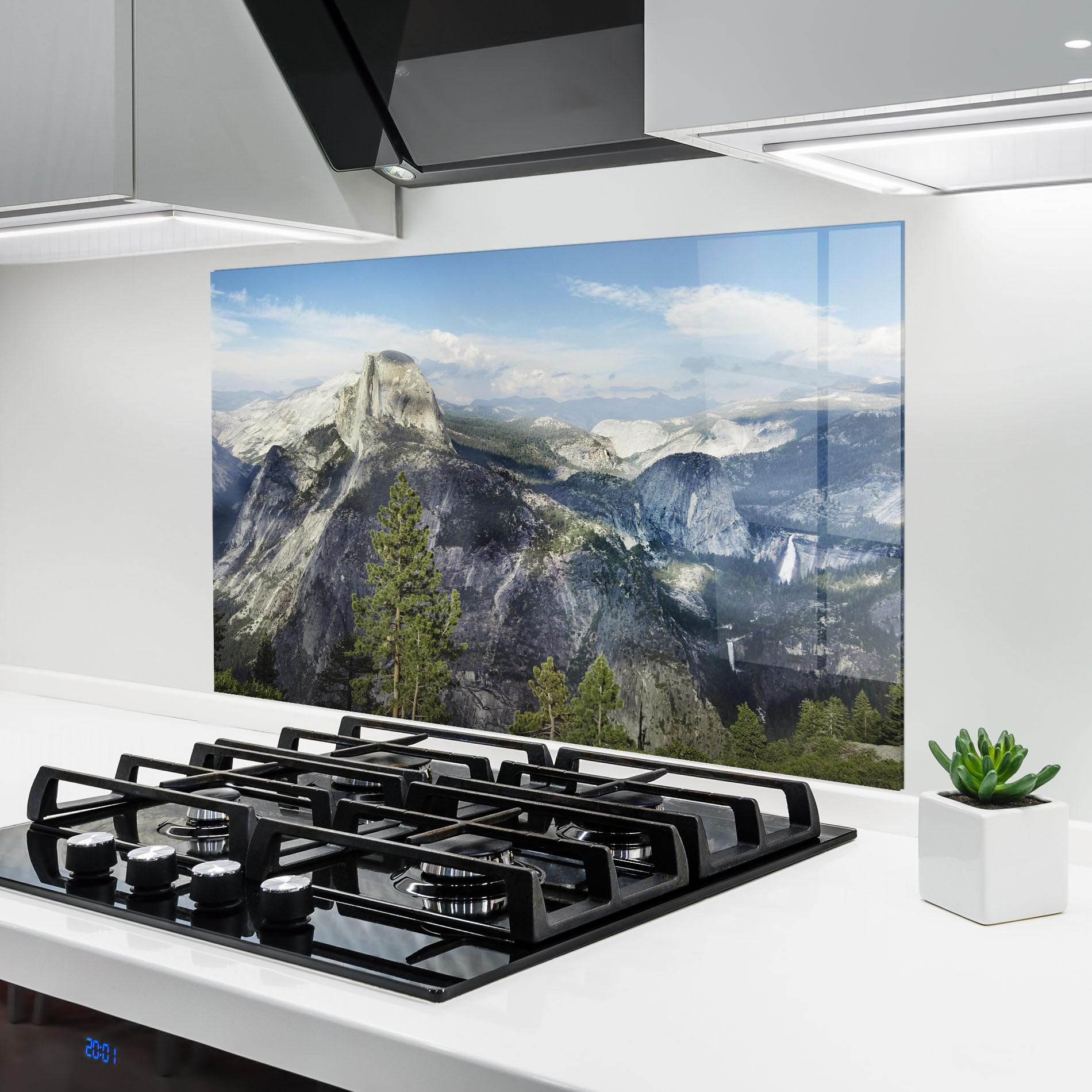 Küchenrückwand Glas Foggy Day Mountain mockup 6