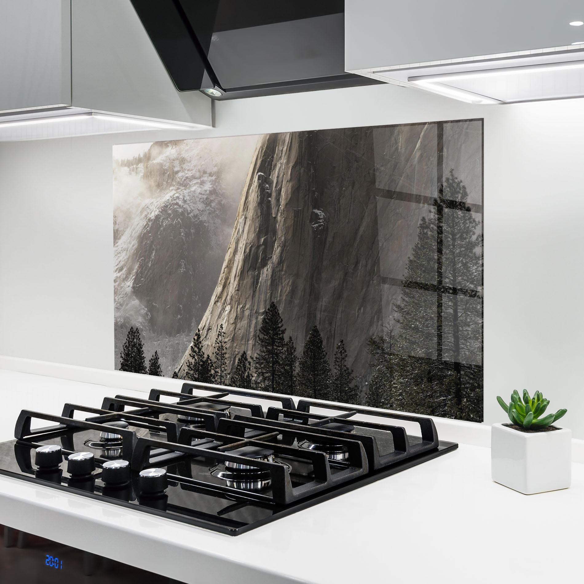 Küchenrückwand Glas Green Tree Mountain mockup 6