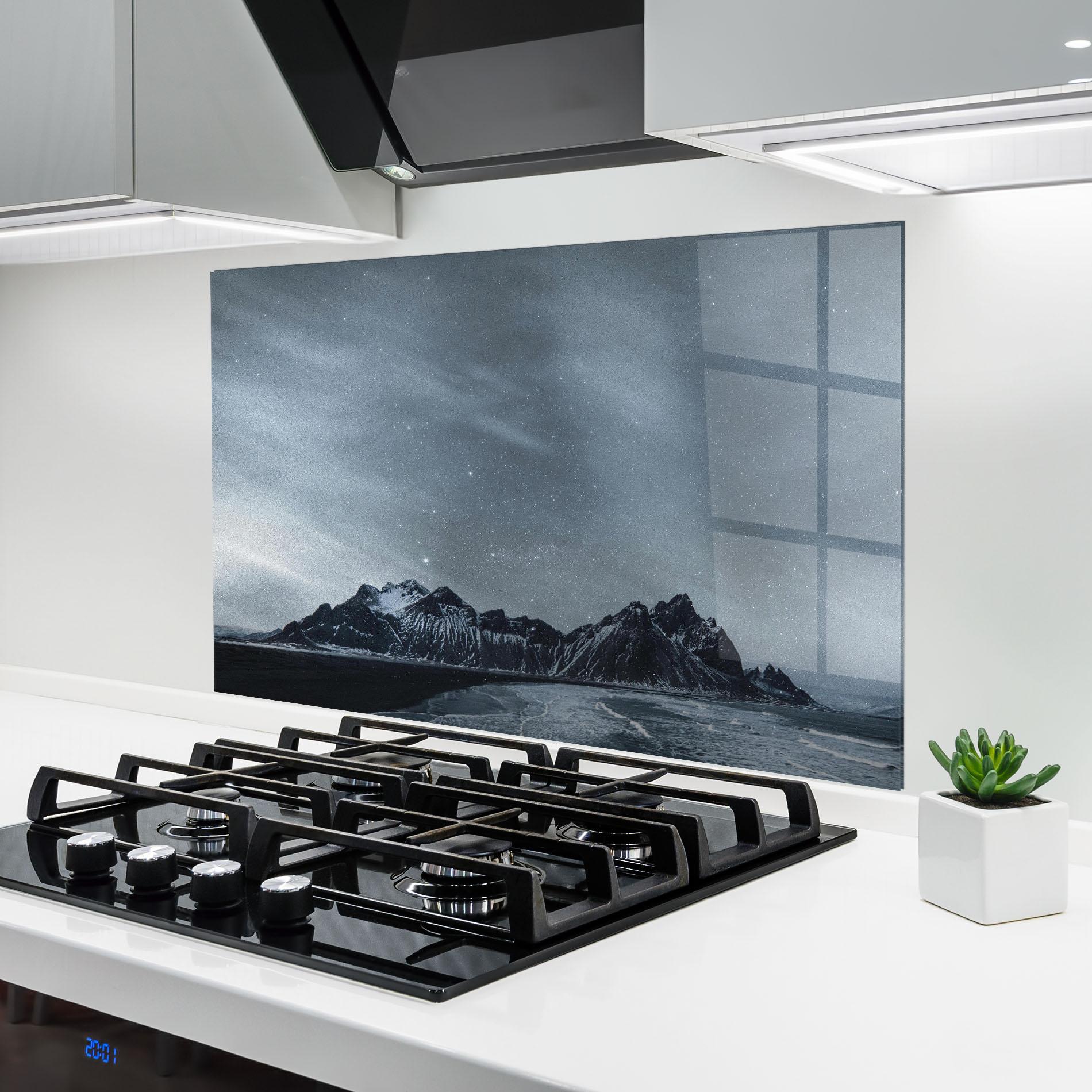 Küchenrückwand Glas Grey Star Mountain mockup 6