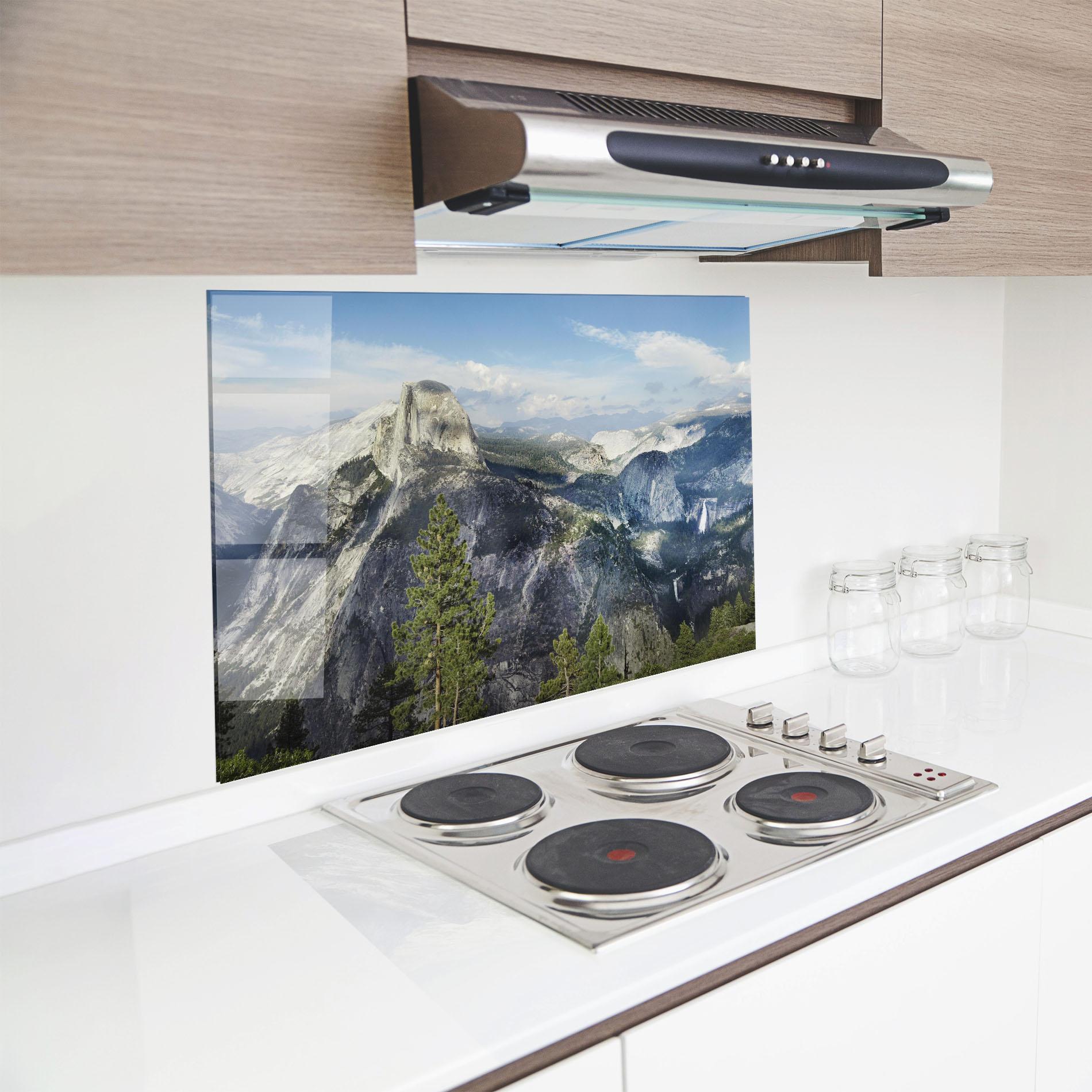 Küchenrückwand Glas Foggy Day Mountain mockup 8