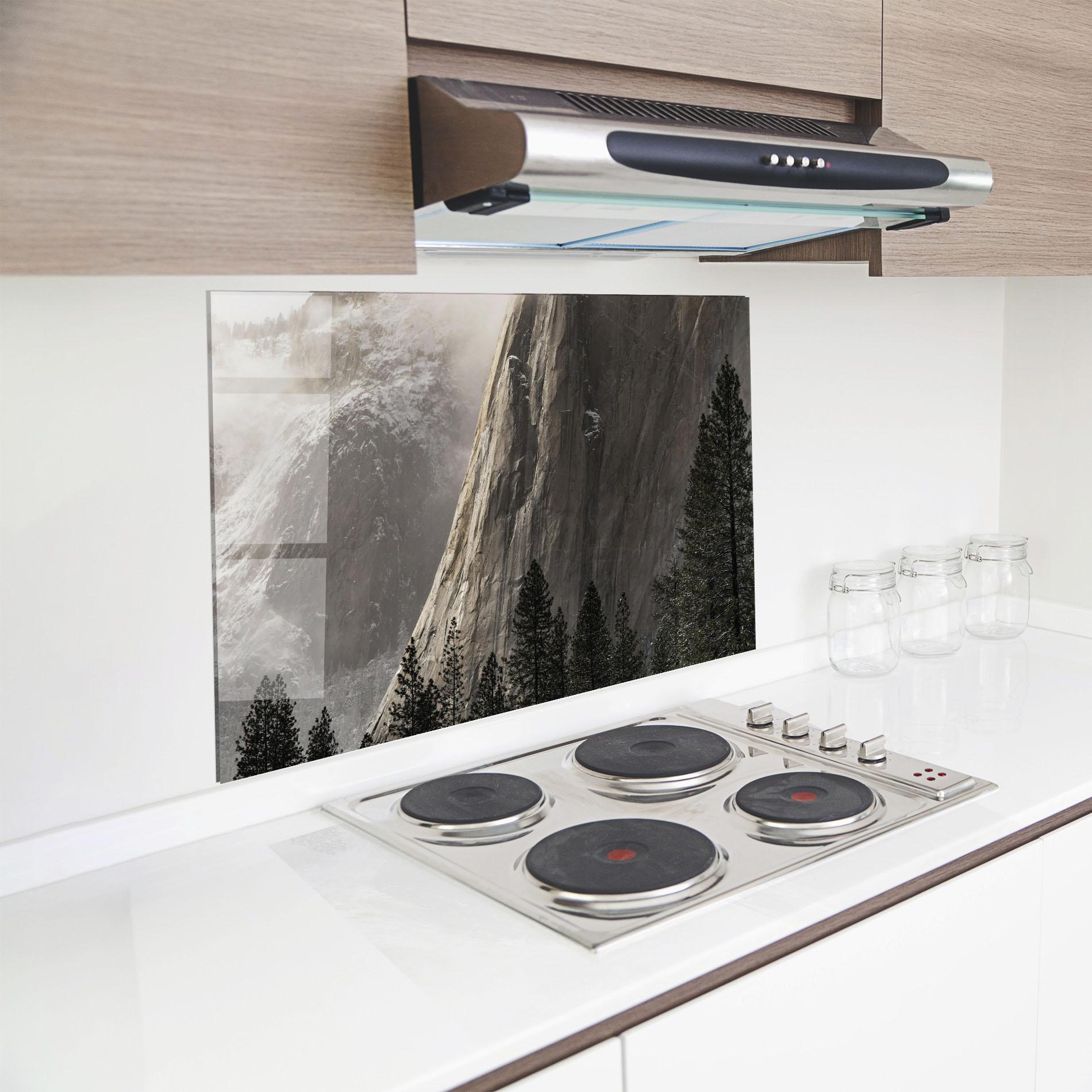 Küchenrückwand Glas Green Tree Mountain mockup 8