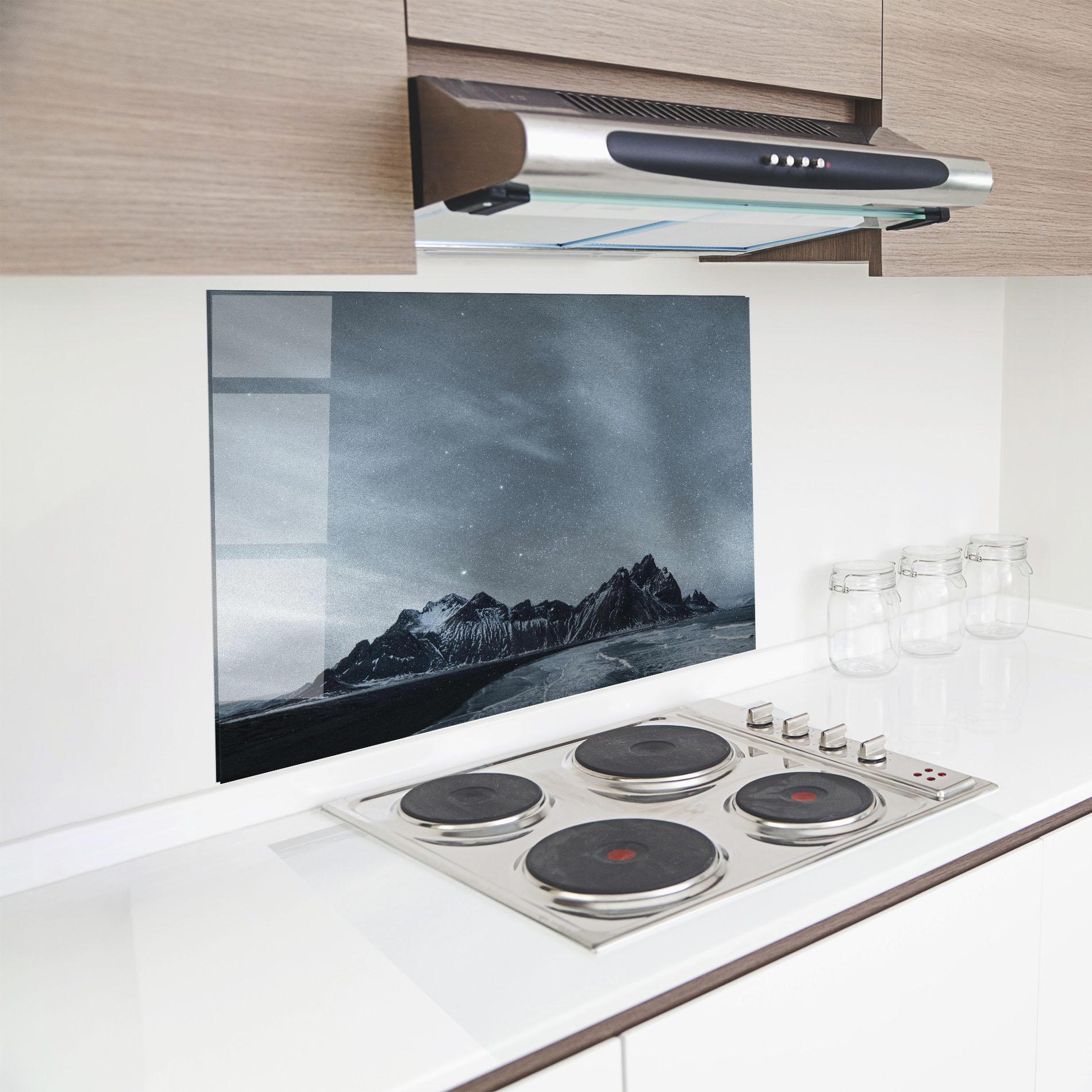 Küchenrückwand Glas Grey Star Mountain mockup 8