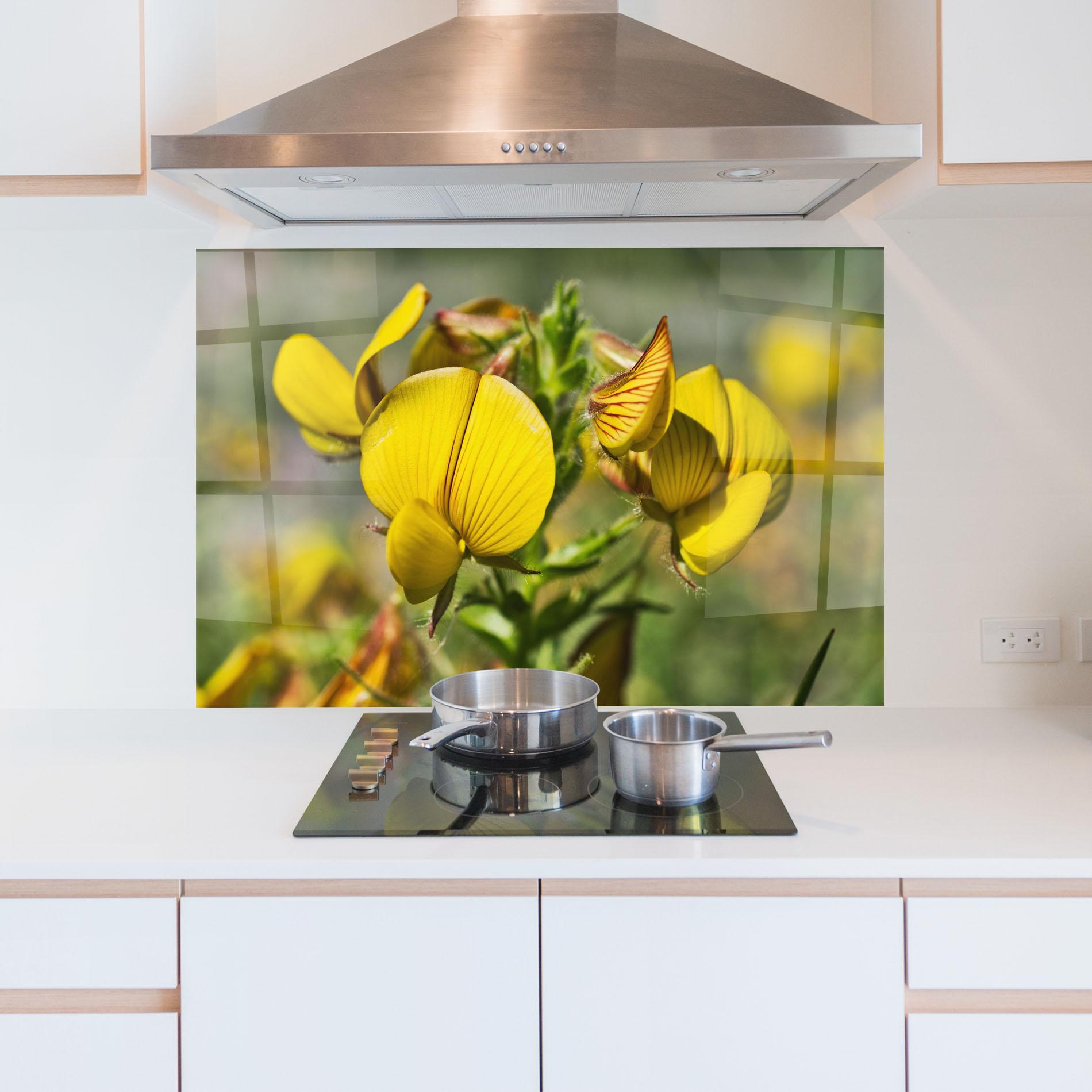 Küchenrückwand Glas Pretty Spring Yellow Flower mockup 5
