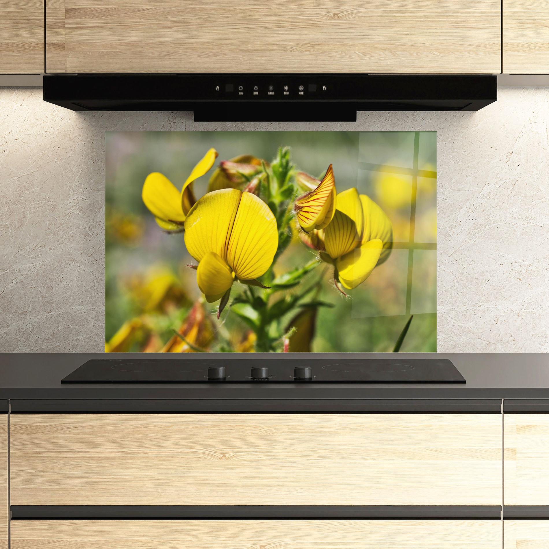 Küchenrückwand Glas Pretty Spring Yellow Flower mockup 3