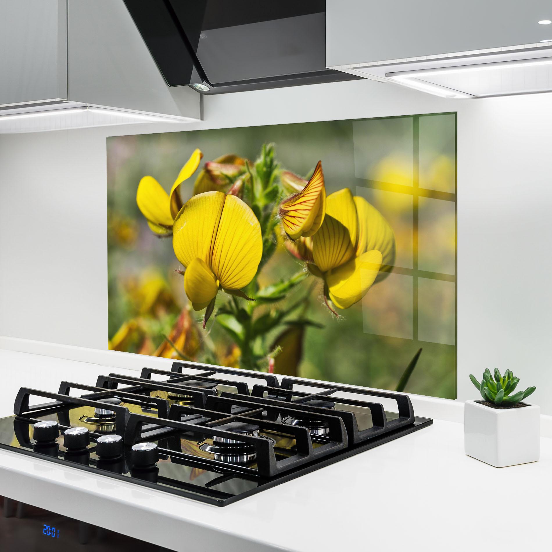 Küchenrückwand Glas Pretty Spring Yellow Flower mockup 6