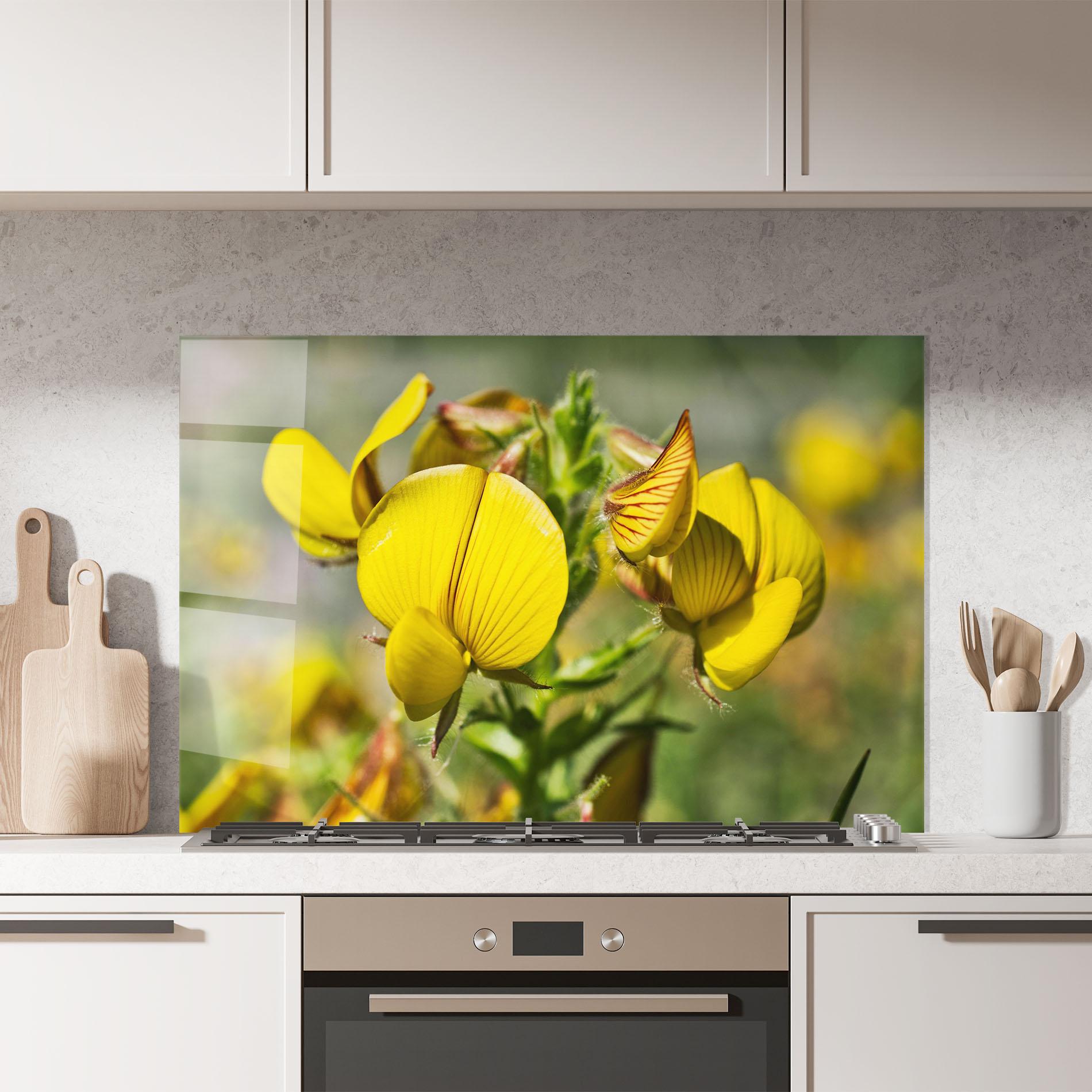Küchenrückwand Glas Pretty Spring Yellow Flower mockup 7