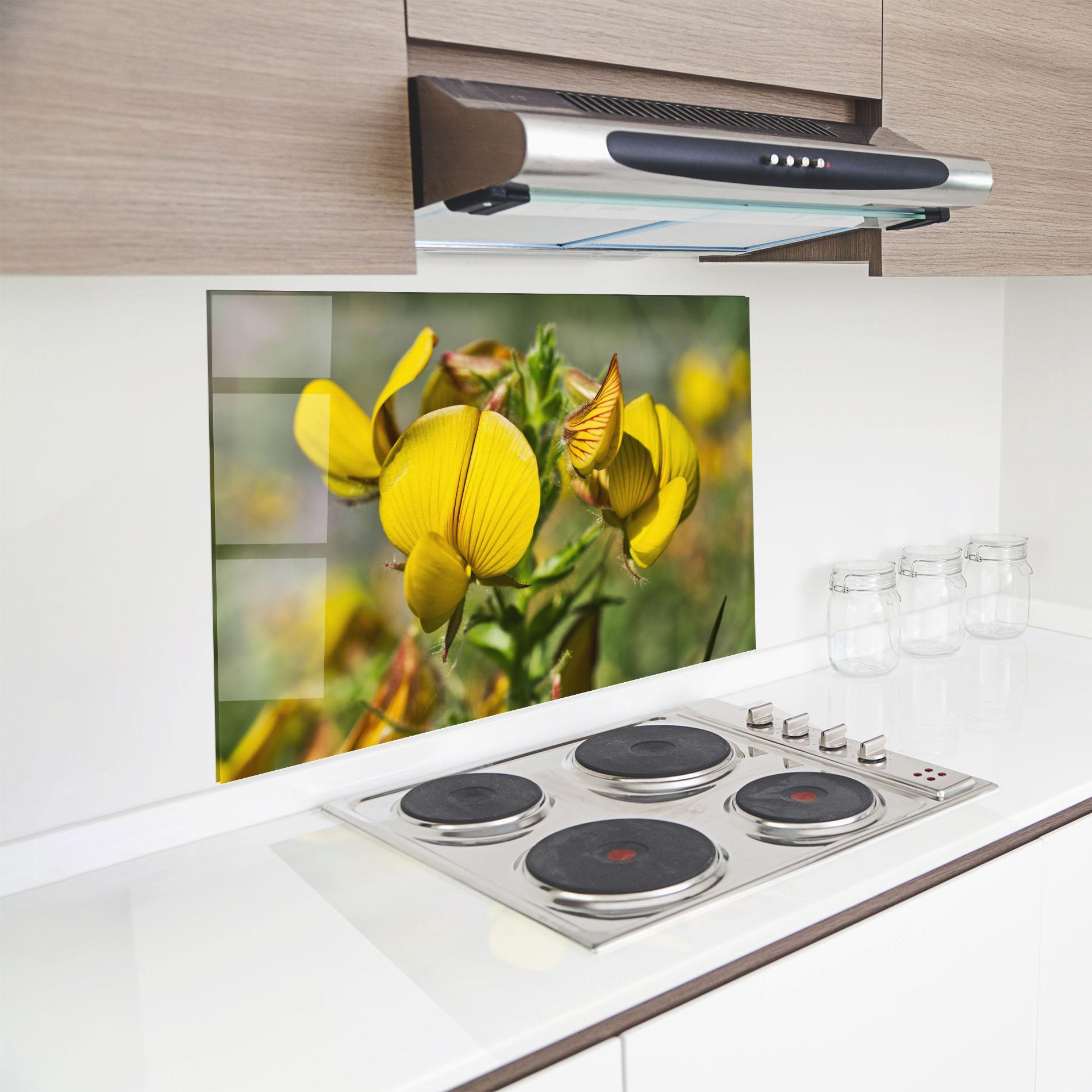 Küchenrückwand Glas Pretty Spring Yellow Flower mockup 8
