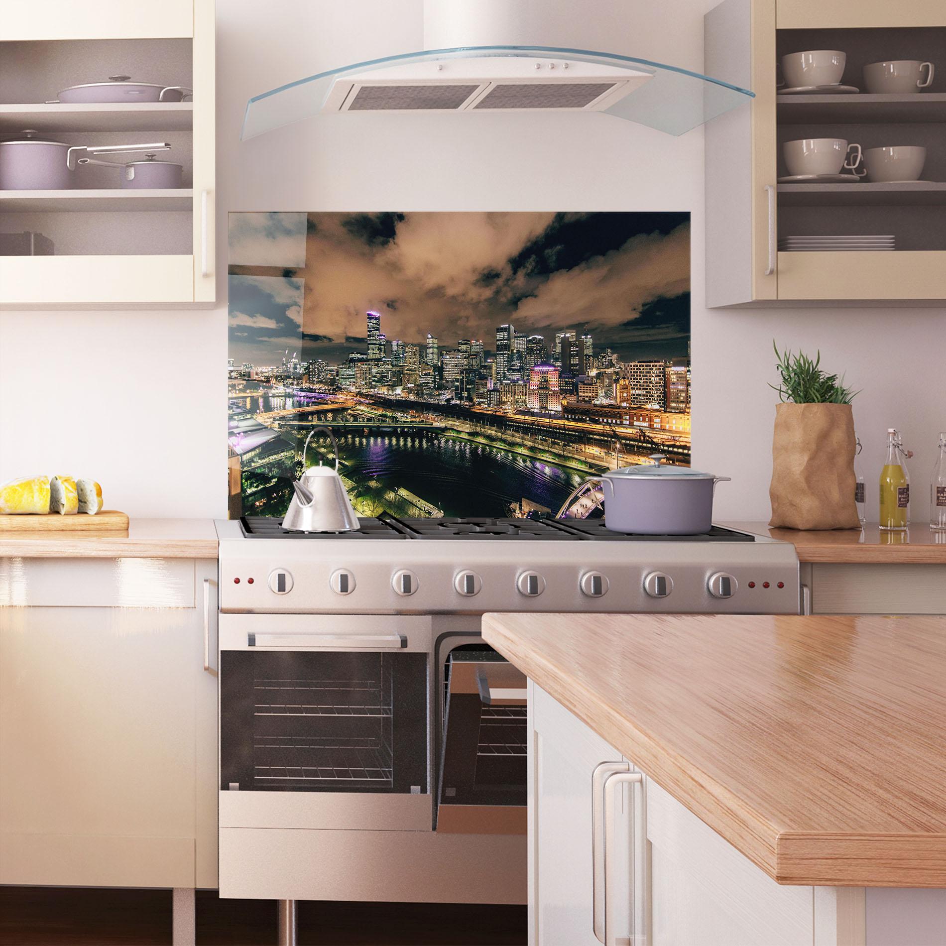 Küchenrückwand Glas Green Purple City mockup 1
