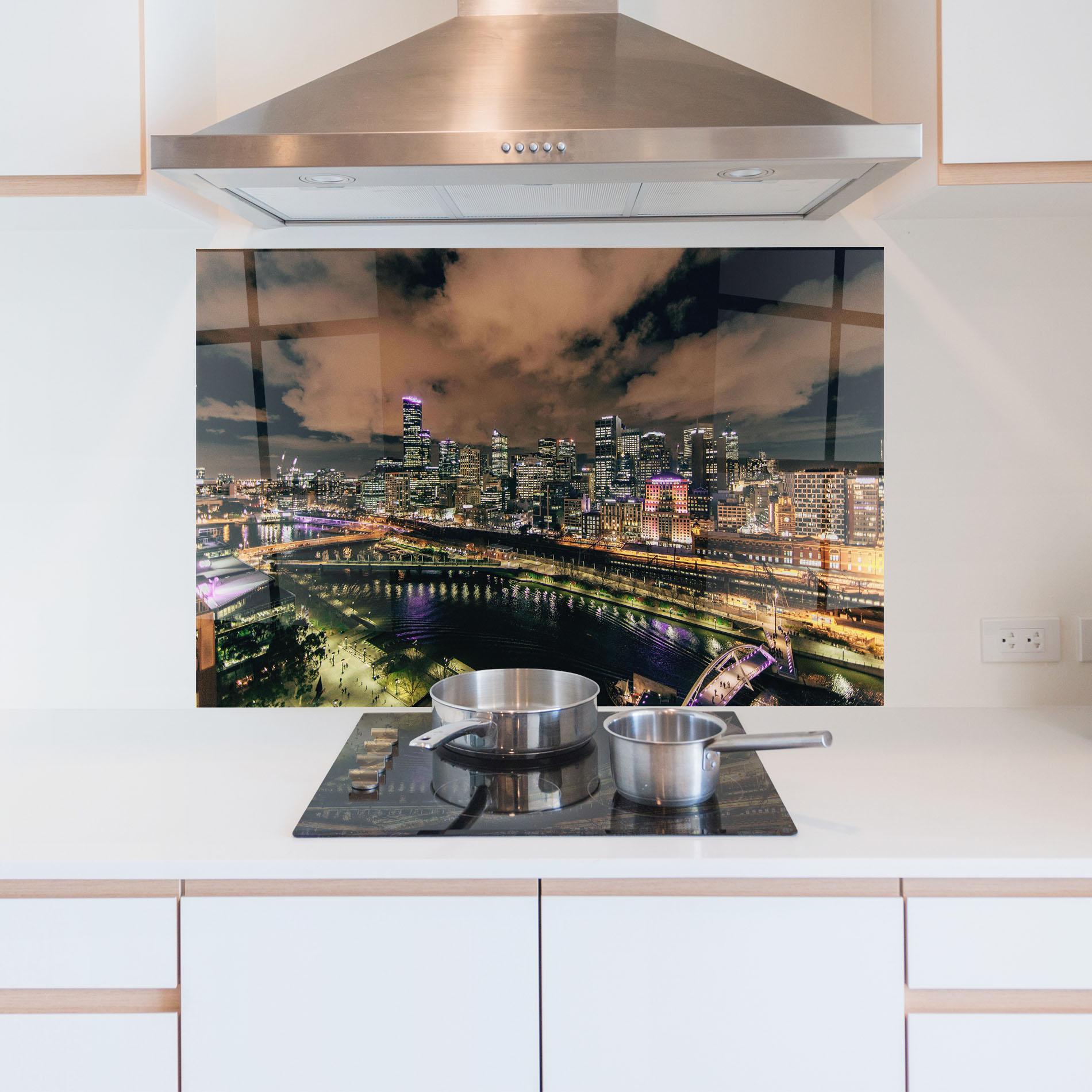 Küchenrückwand Glas Green Purple City mockup 5