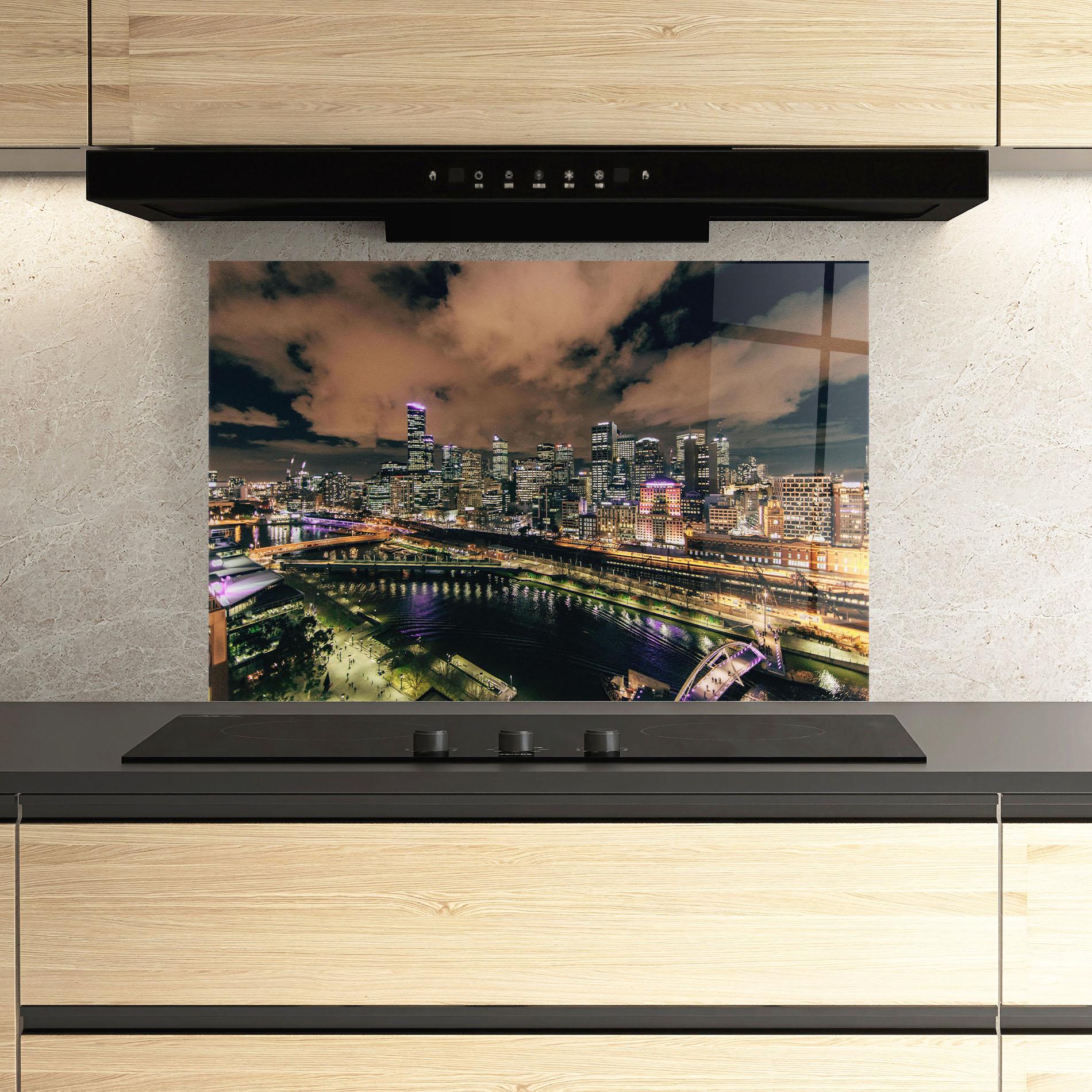 Küchenrückwand Glas Green Purple City mockup 3