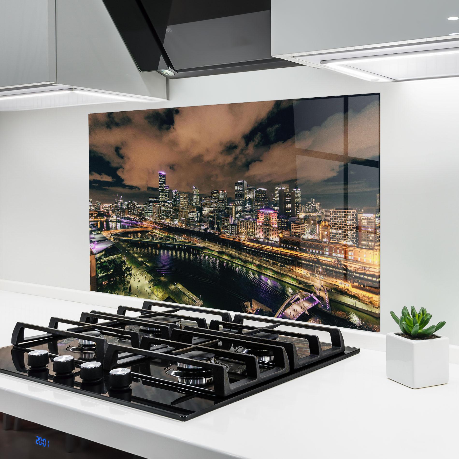 Küchenrückwand Glas Green Purple City mockup 6