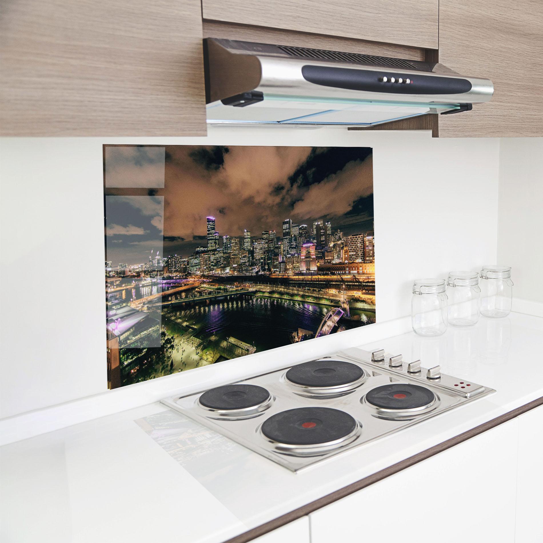 Küchenrückwand Glas Green Purple City mockup 8