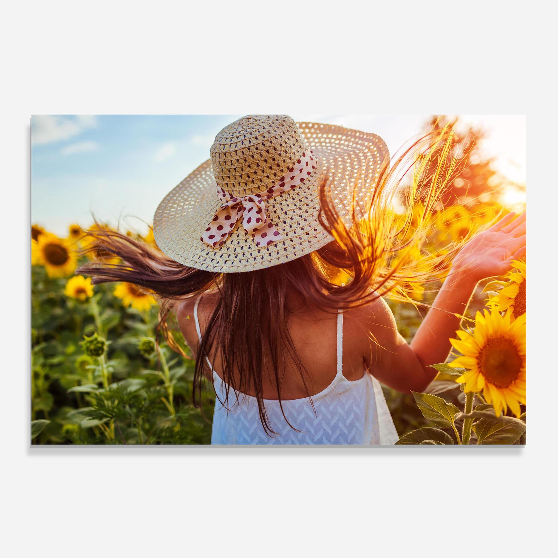 Küchenrückwand Glas Woman Blooming Field mockup 0