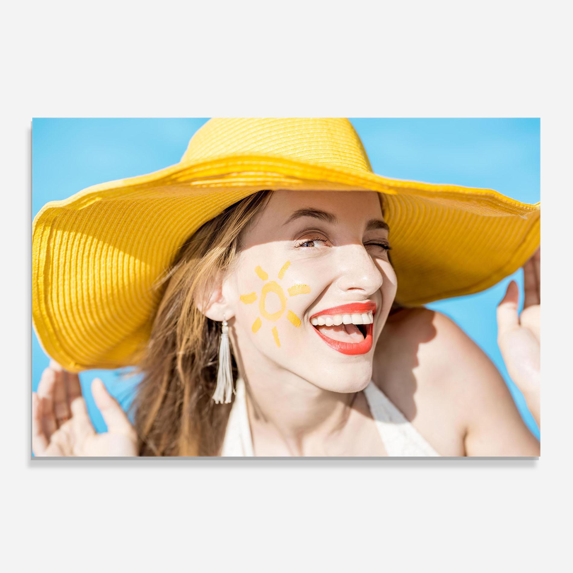 Küchenrückwand Glas Yellow Hat Woman mockup 0