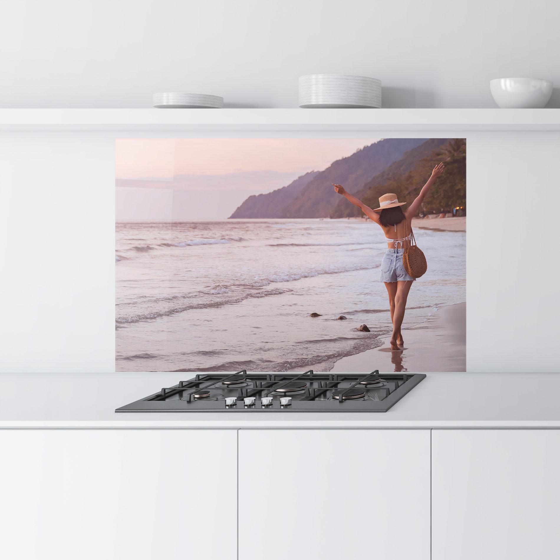 Küchenrückwand Glas Beach Traveler mockup 9