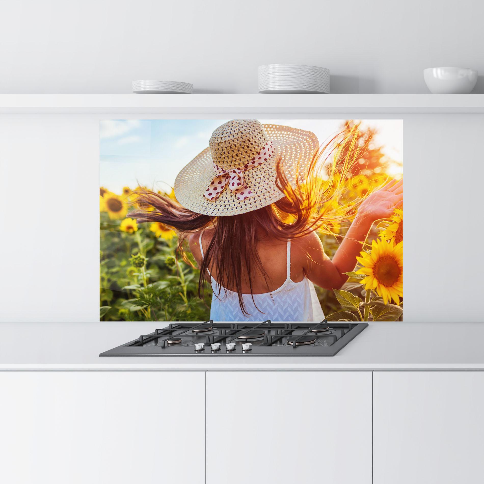 Küchenrückwand Glas Woman Blooming Field mockup 9