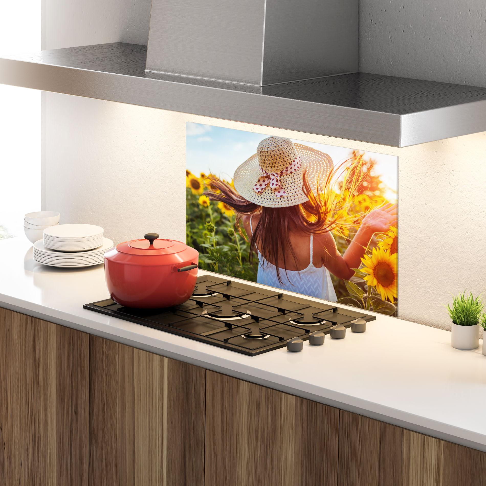 Küchenrückwand Glas Woman Blooming Field mockup 4