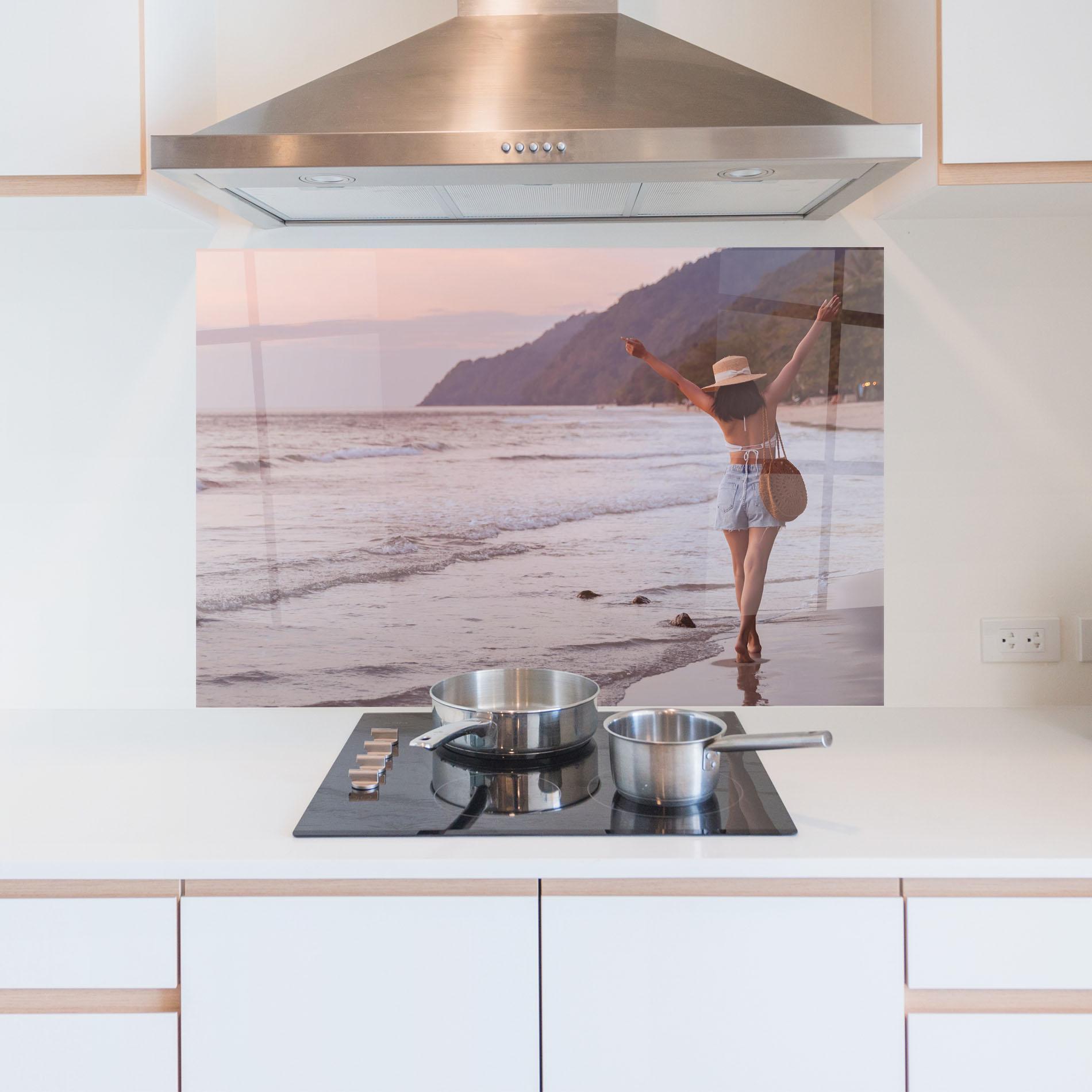 Küchenrückwand Glas Beach Traveler mockup 5