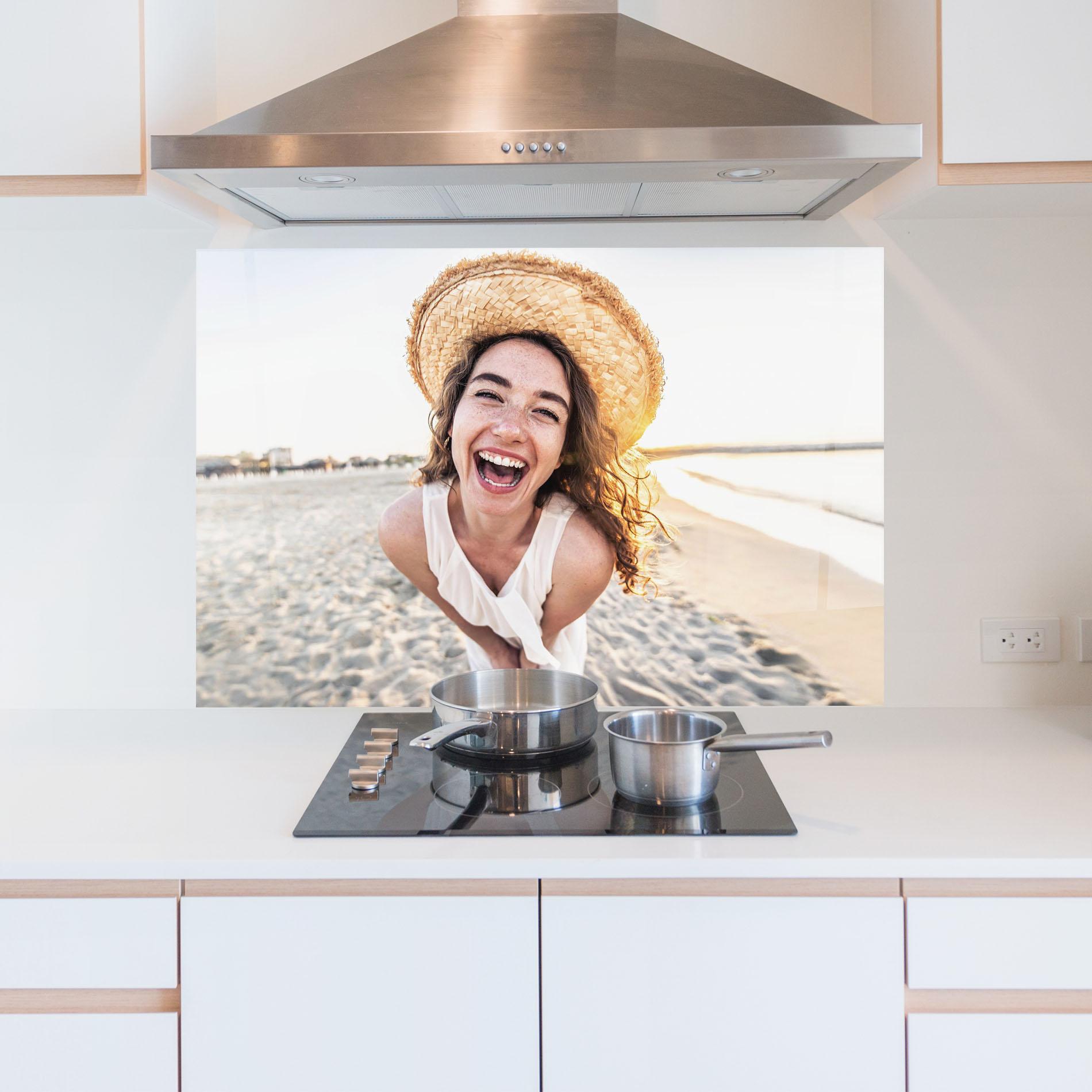 Küchenrückwand Glas Joyful Woman mockup 5