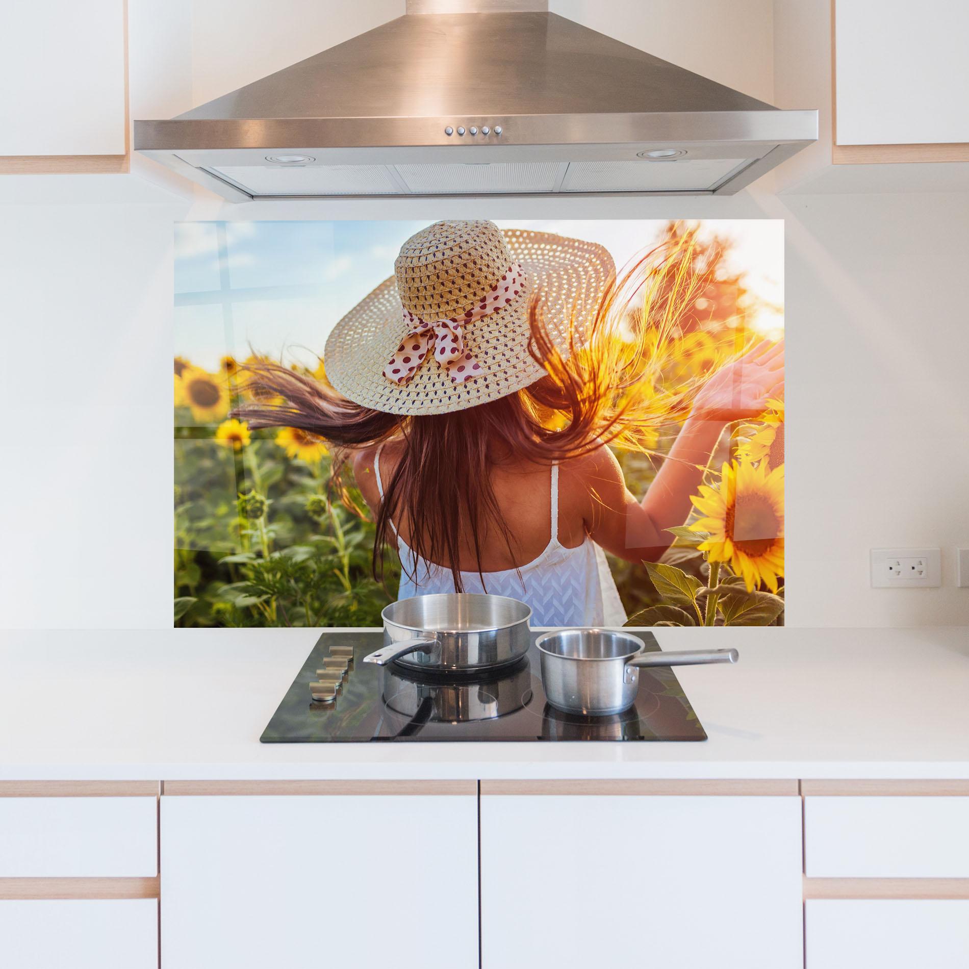 Küchenrückwand Glas Woman Blooming Field mockup 5