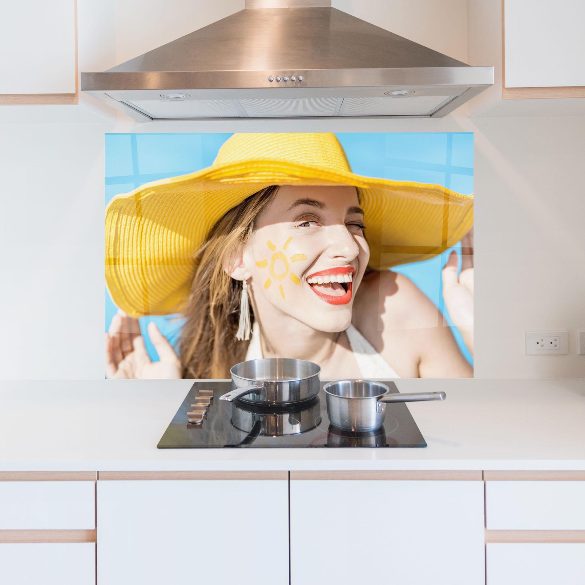 Küchenrückwand Glas Yellow Hat Woman mockup 5