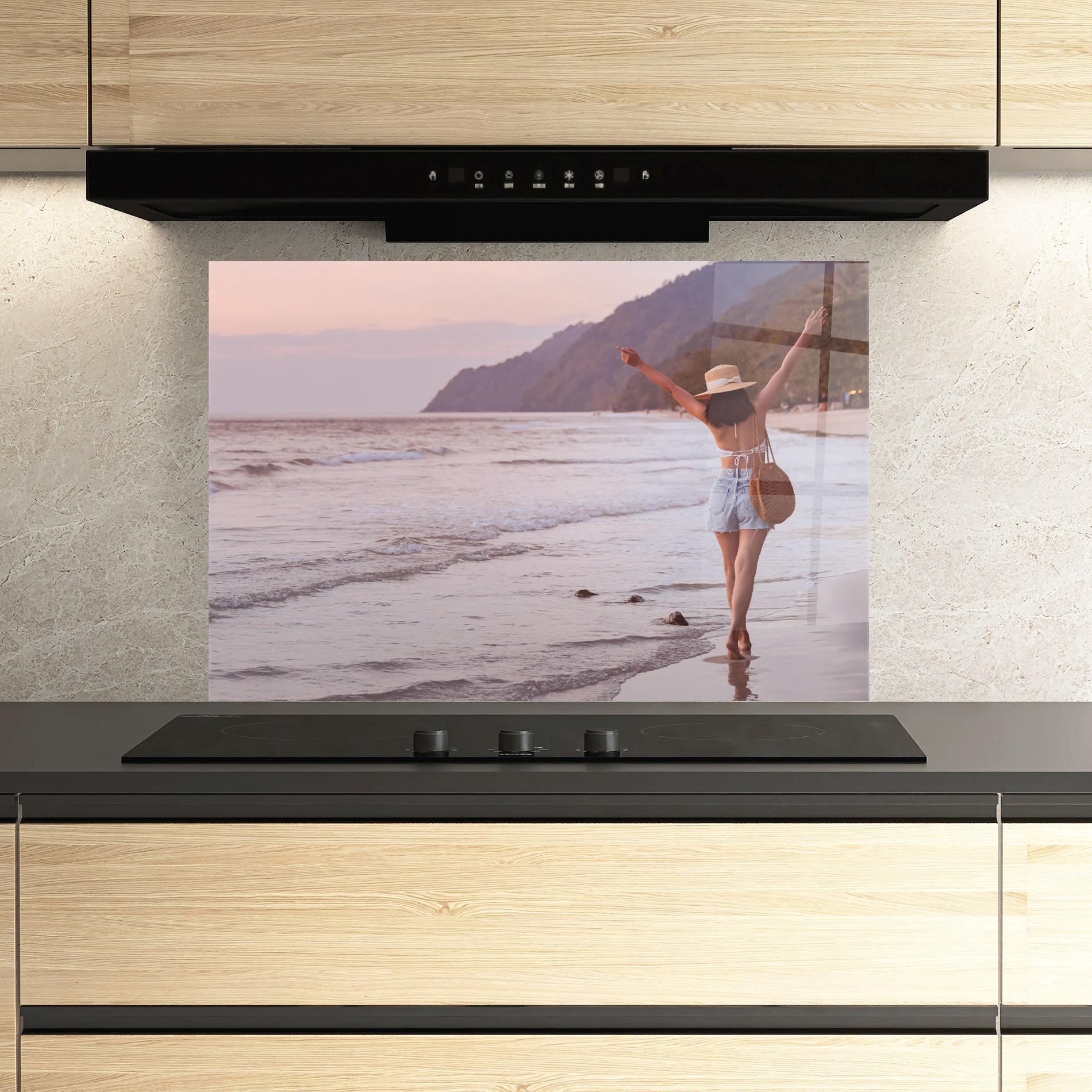 Küchenrückwand Glas Beach Traveler mockup 3