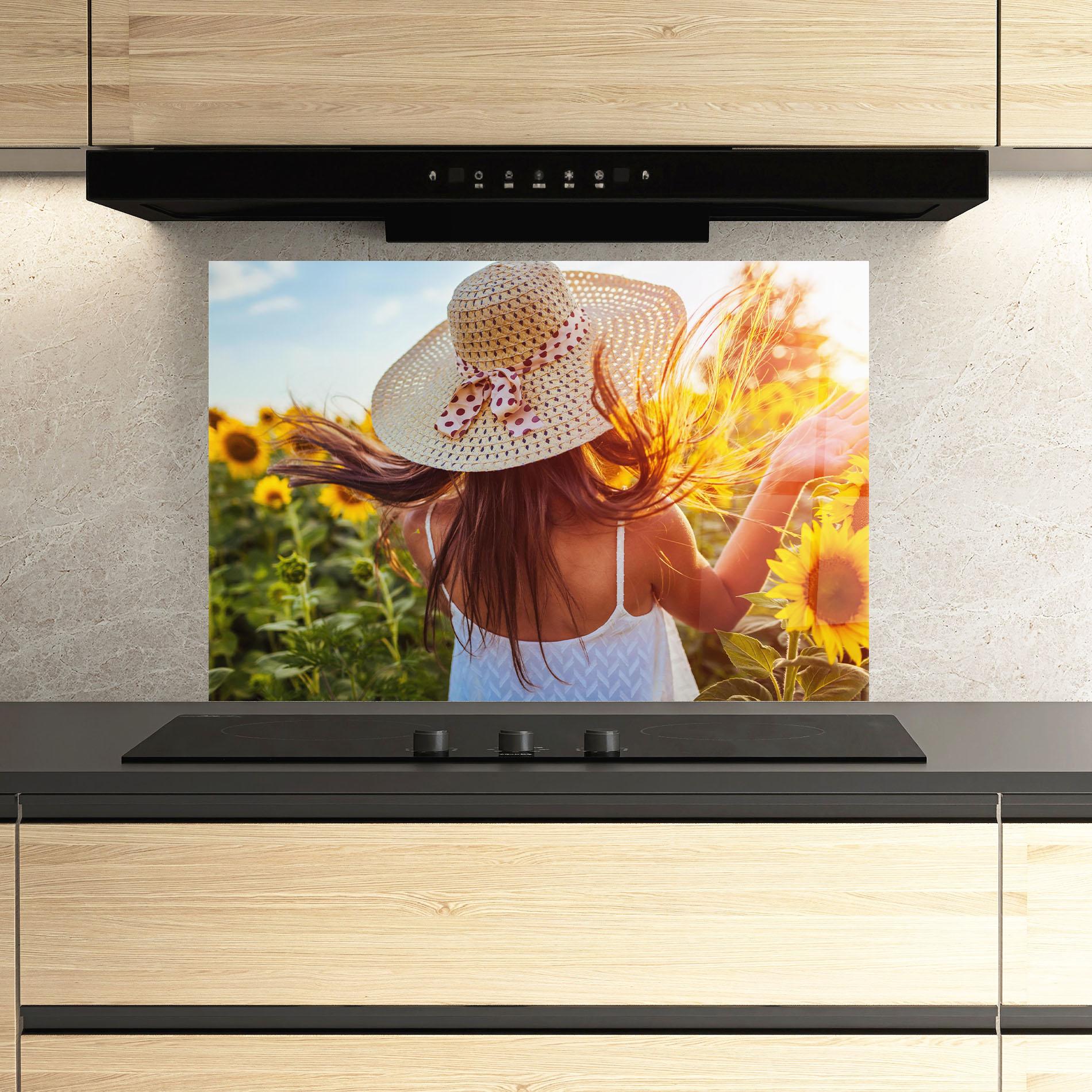 Küchenrückwand Glas Woman Blooming Field mockup 3
