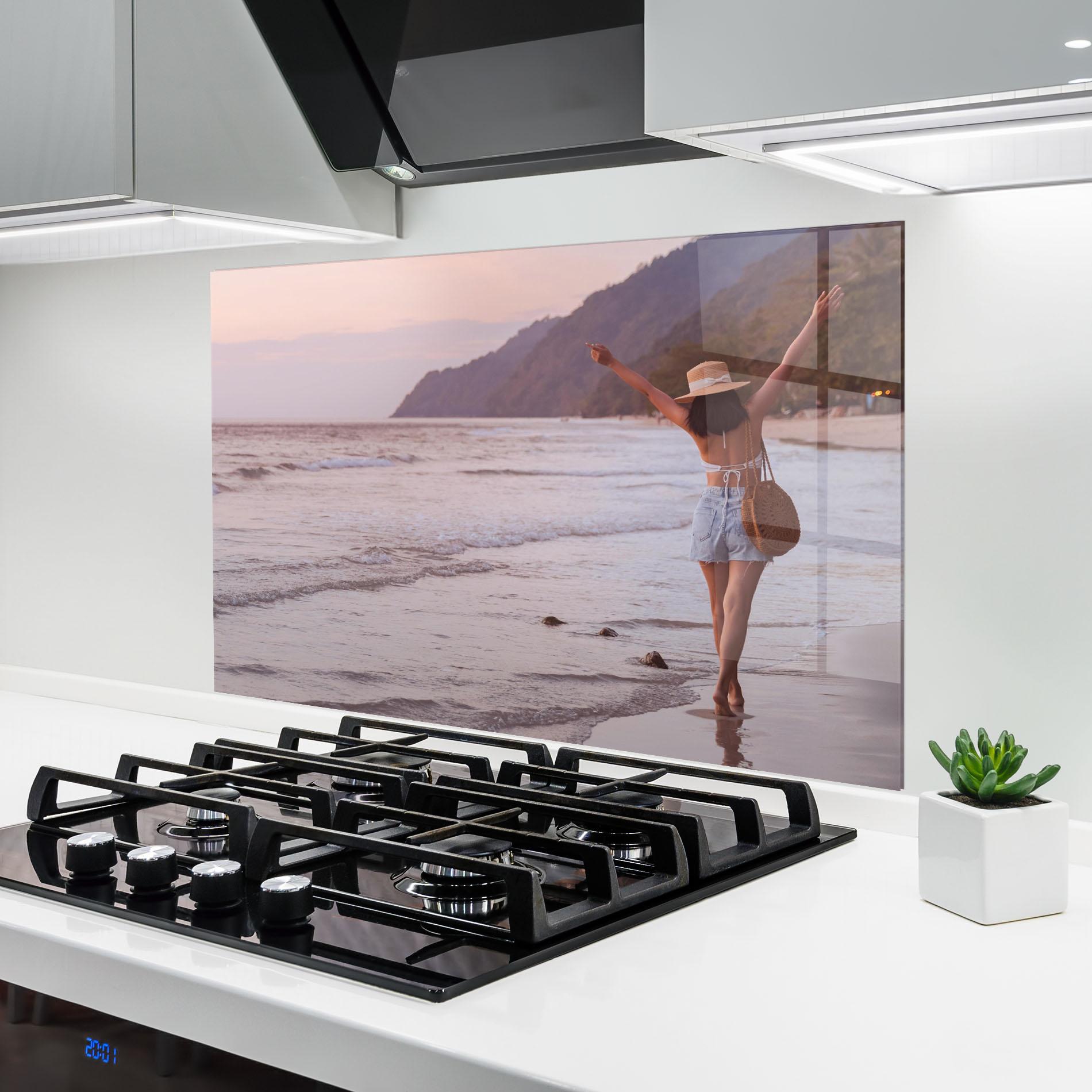 Küchenrückwand Glas Beach Traveler mockup 6