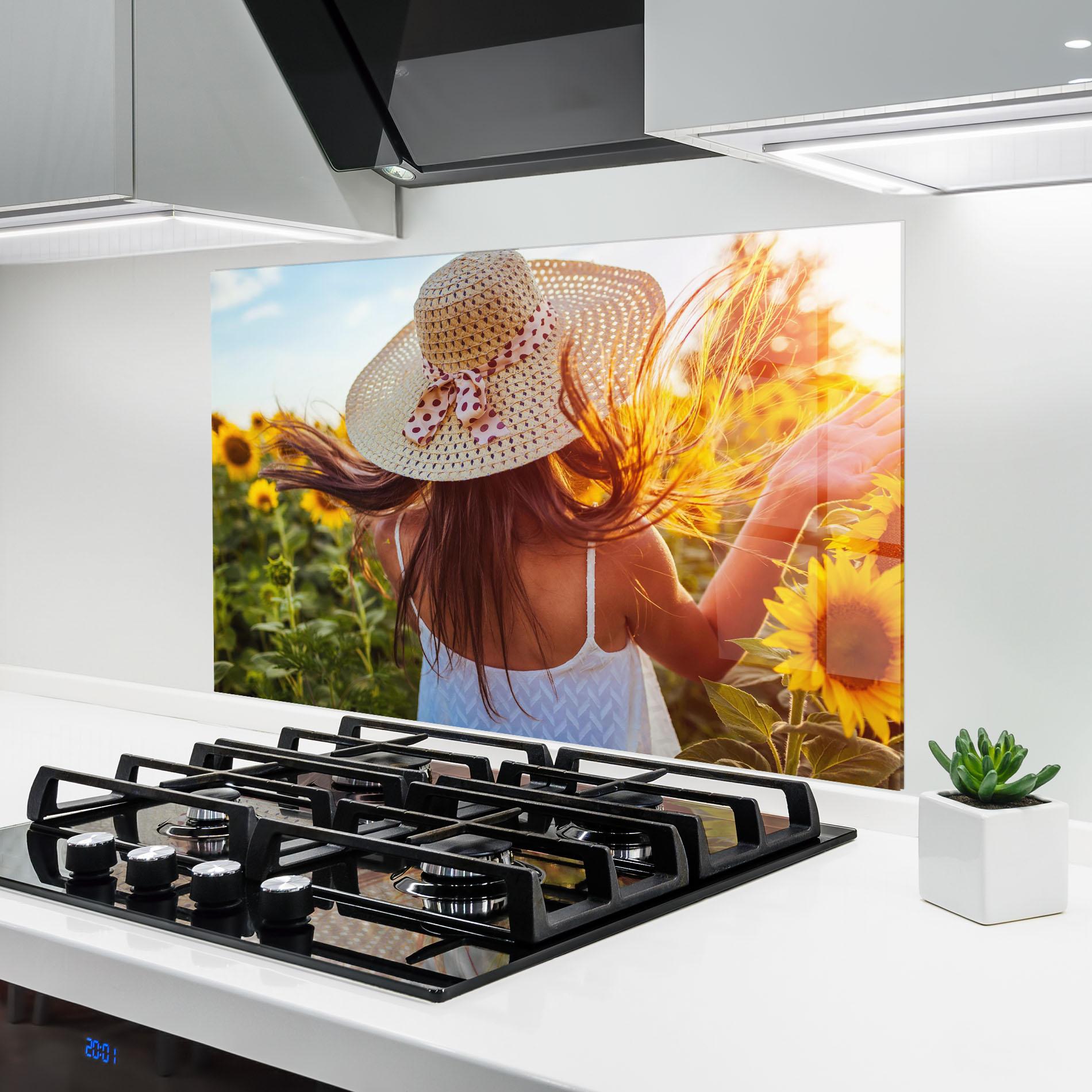 Küchenrückwand Glas Woman Blooming Field mockup 6