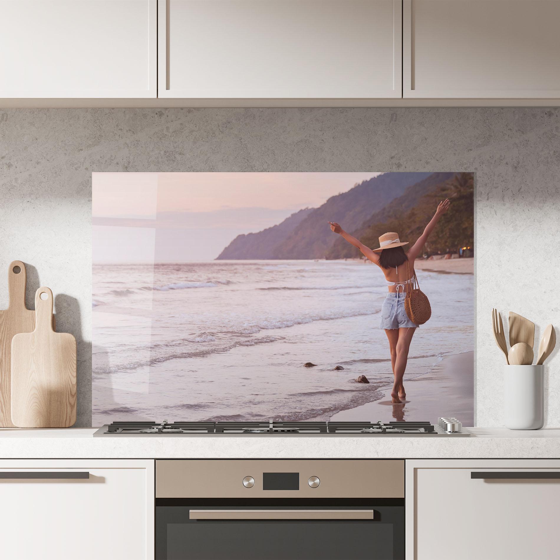 Küchenrückwand Glas Beach Traveler mockup 7