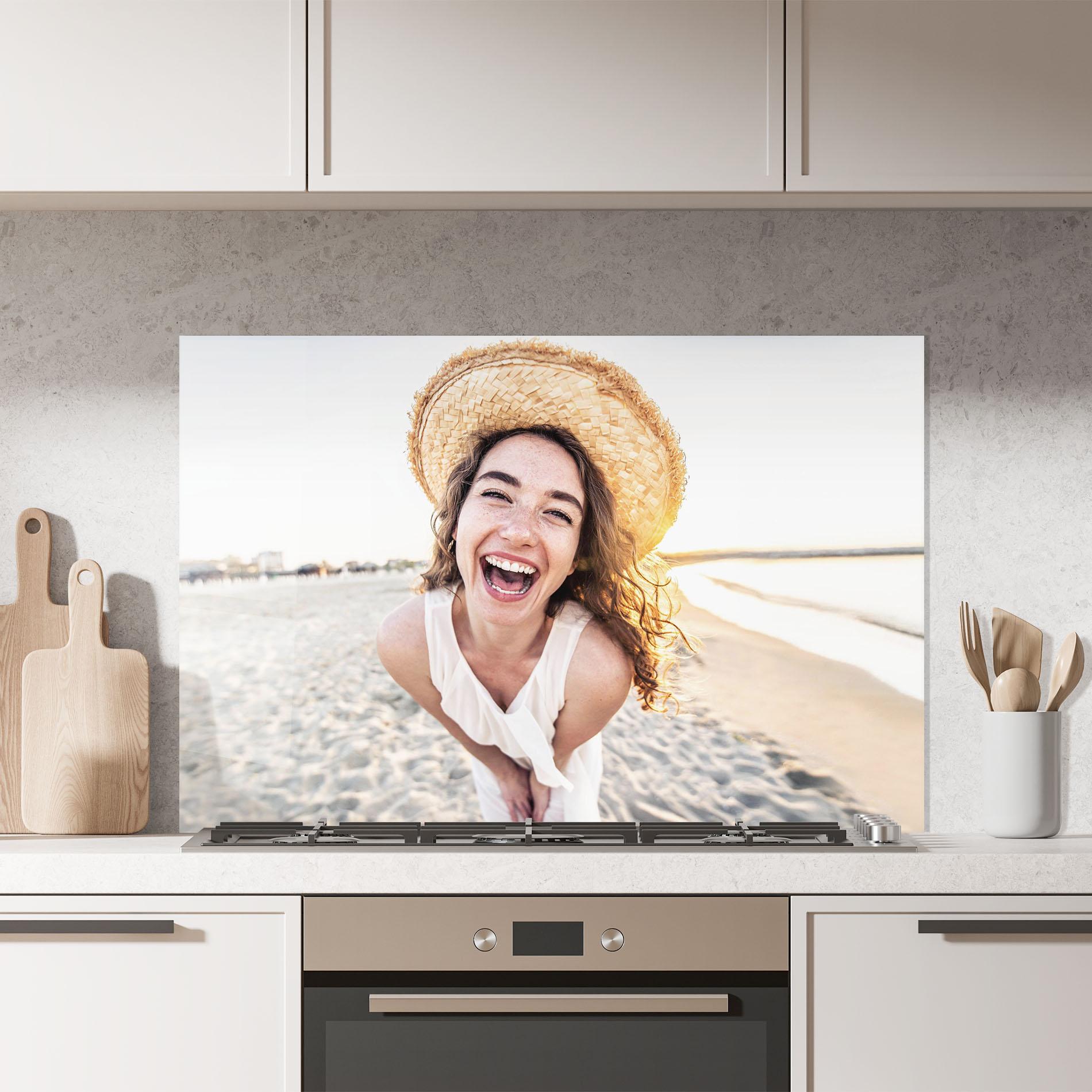 Küchenrückwand Glas Joyful Woman mockup 7