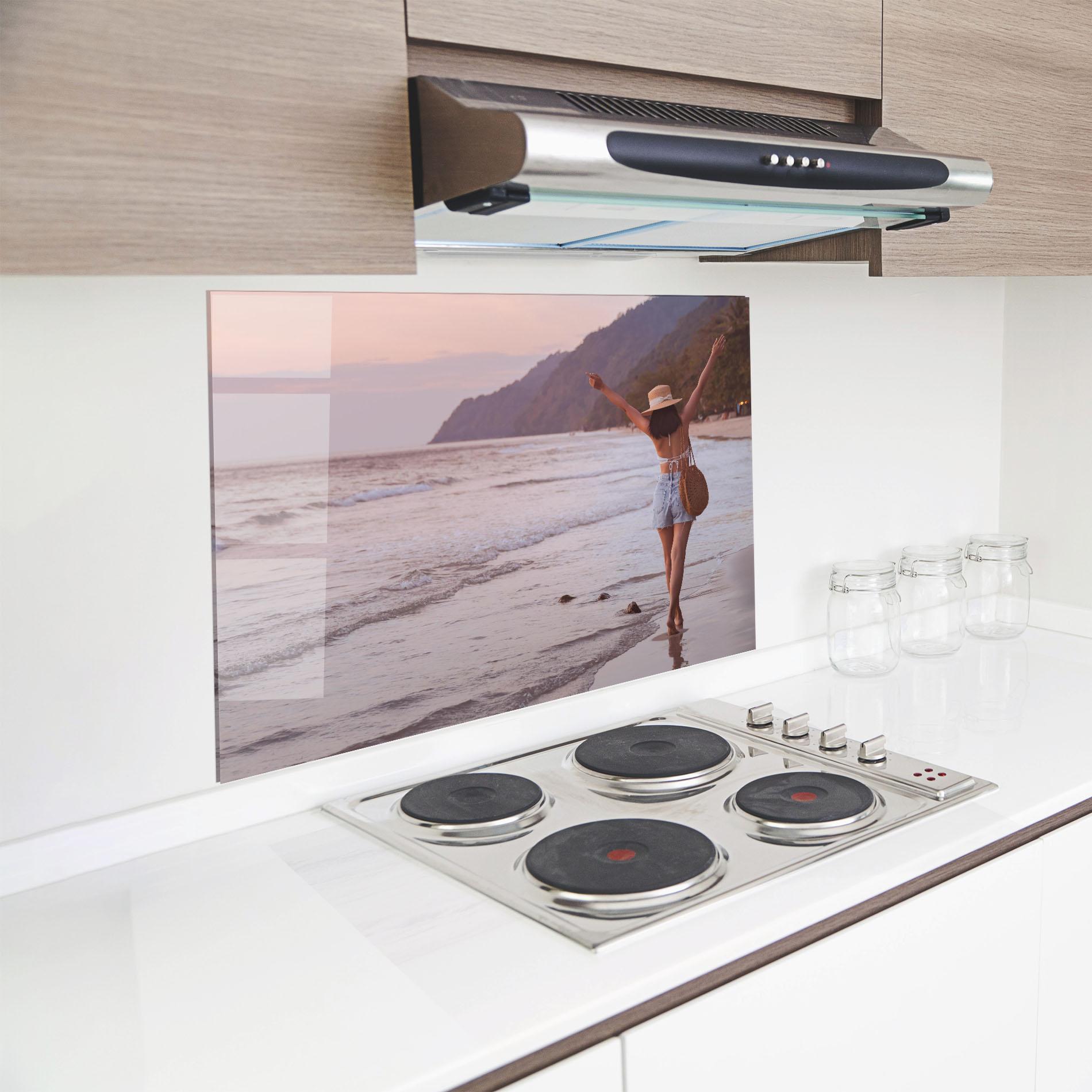 Küchenrückwand Glas Beach Traveler mockup 8