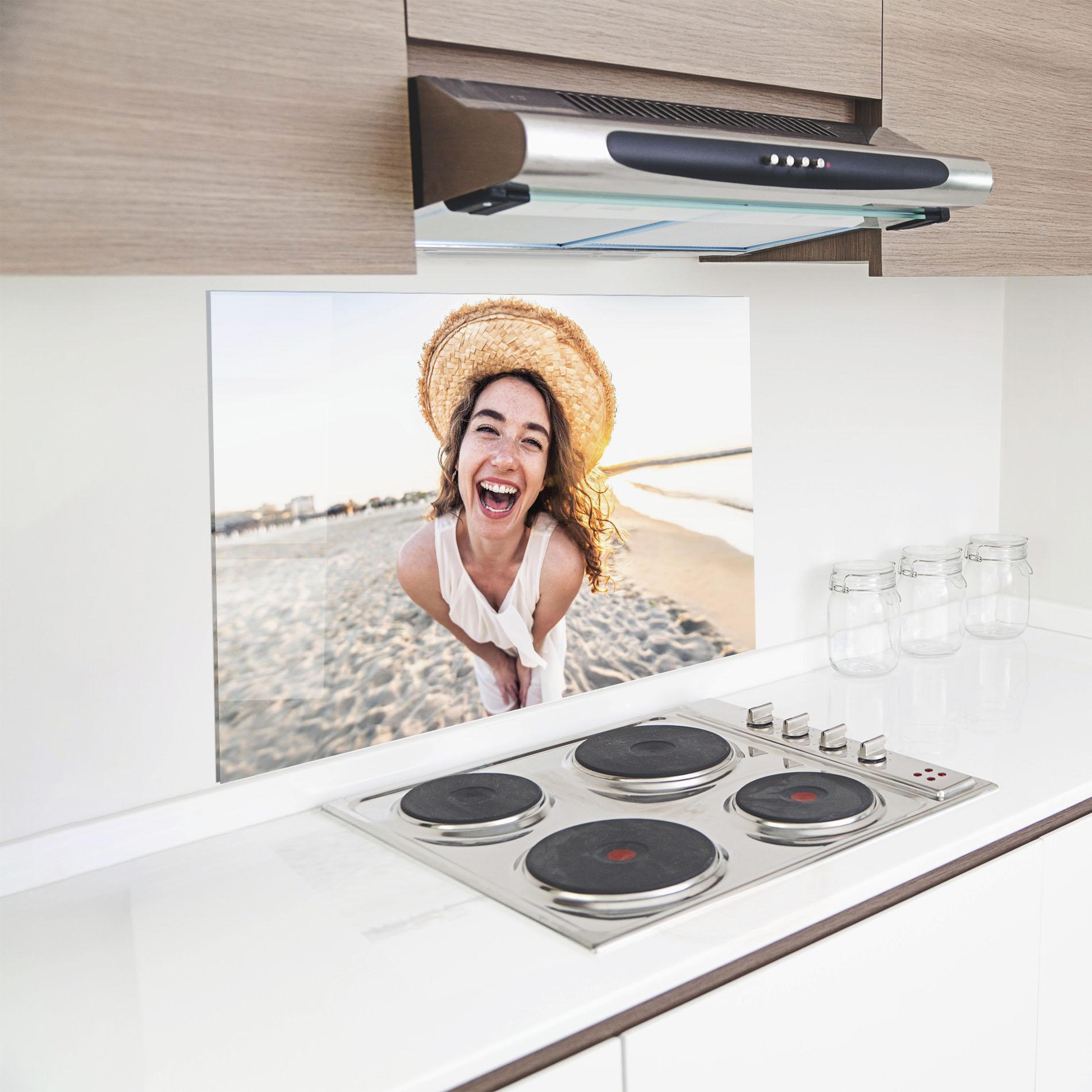 Küchenrückwand Glas Joyful Woman mockup 8