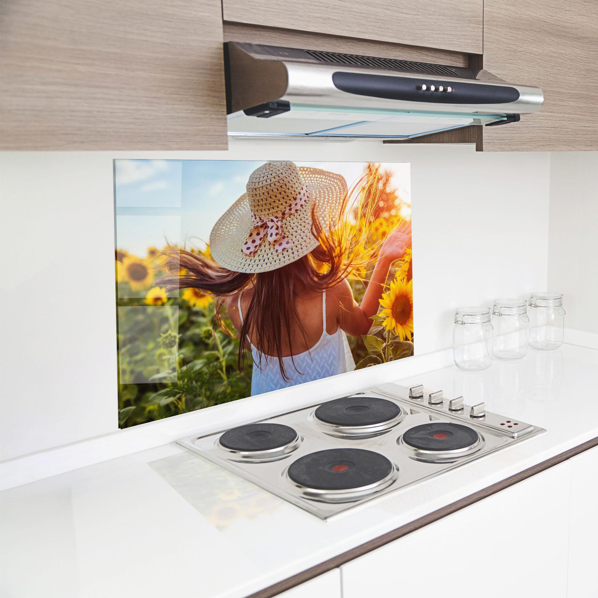 Küchenrückwand Glas Woman Blooming Field mockup 8