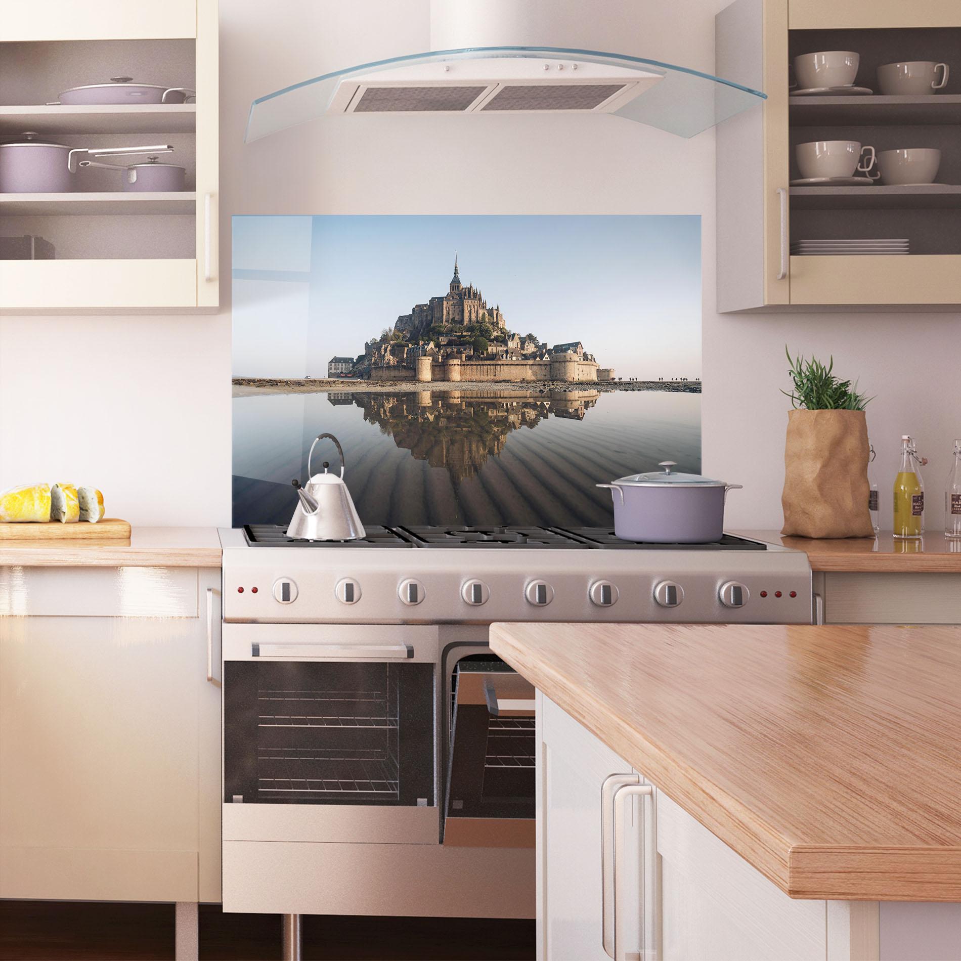 Küchenrückwand Glas Castle Reflection mockup 1