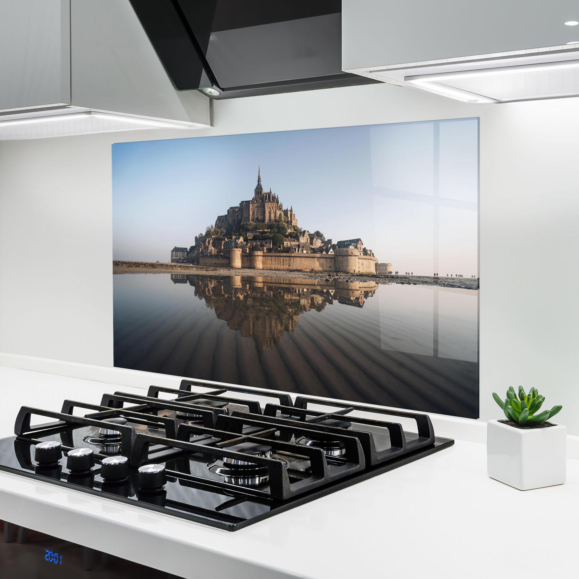 Küchenrückwand Glas Castle Reflection mockup 6