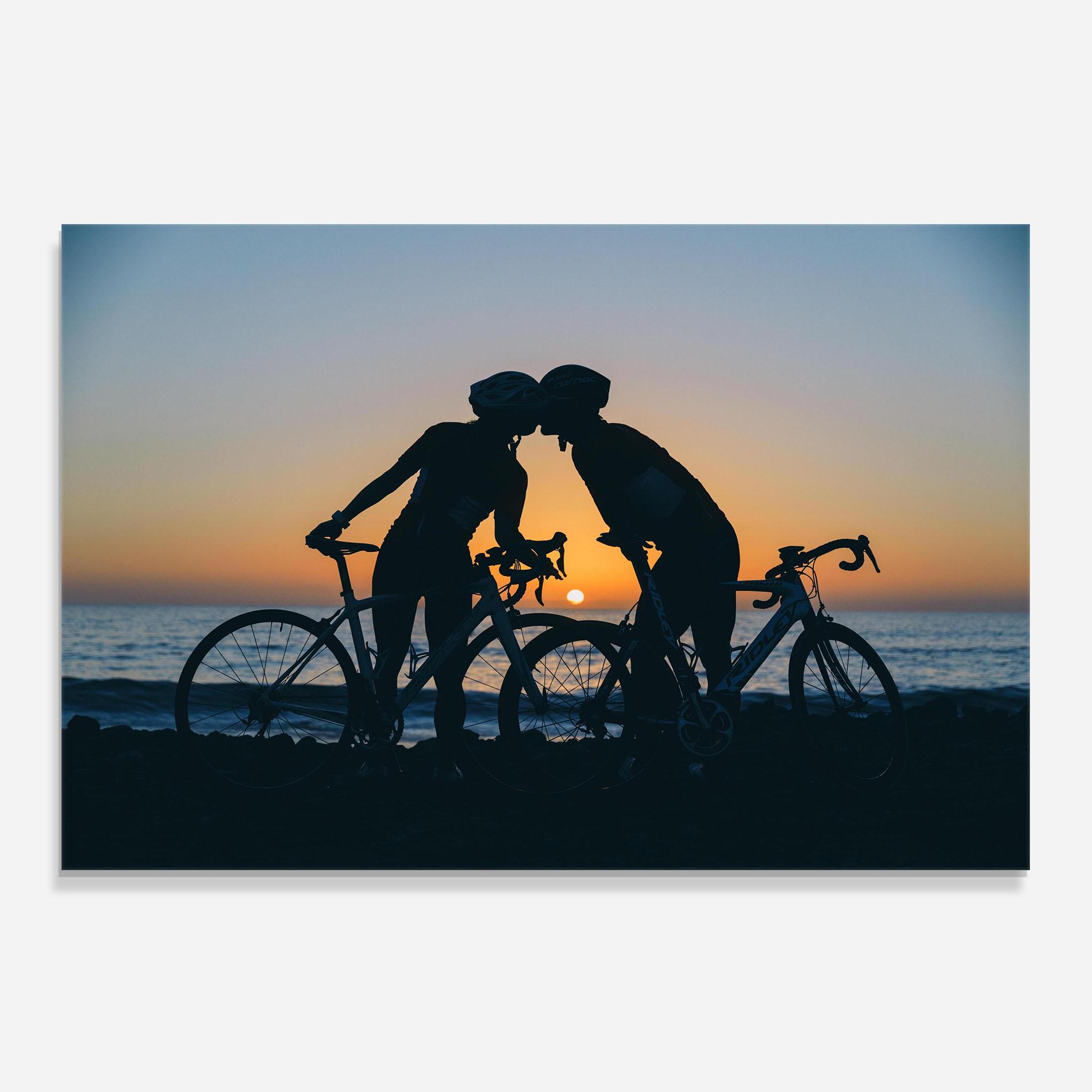Küchenrückwand Glas Bike Couple Kissing mockup 0