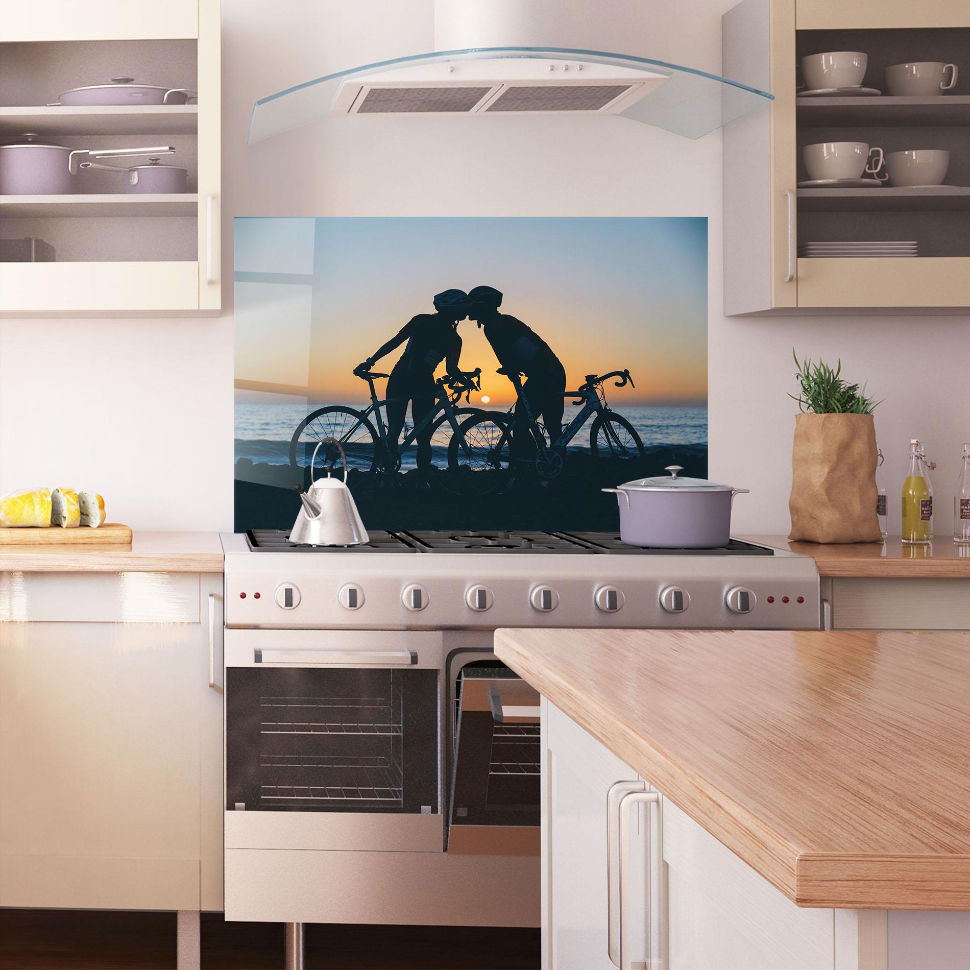 Küchenrückwand Glas Bike Couple Kissing mockup 1