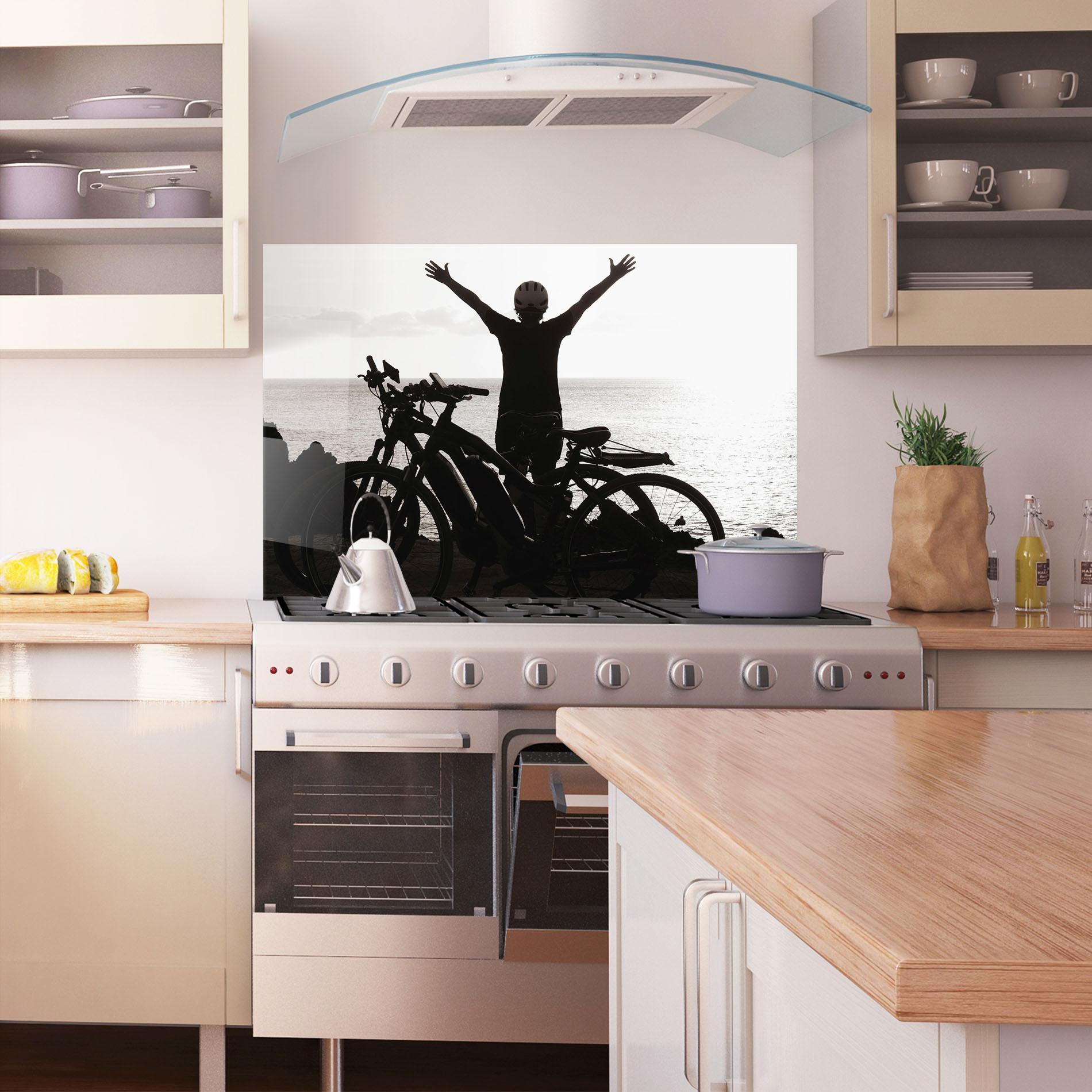 Küchenrückwand Glas Facing Sea Woman mockup 1