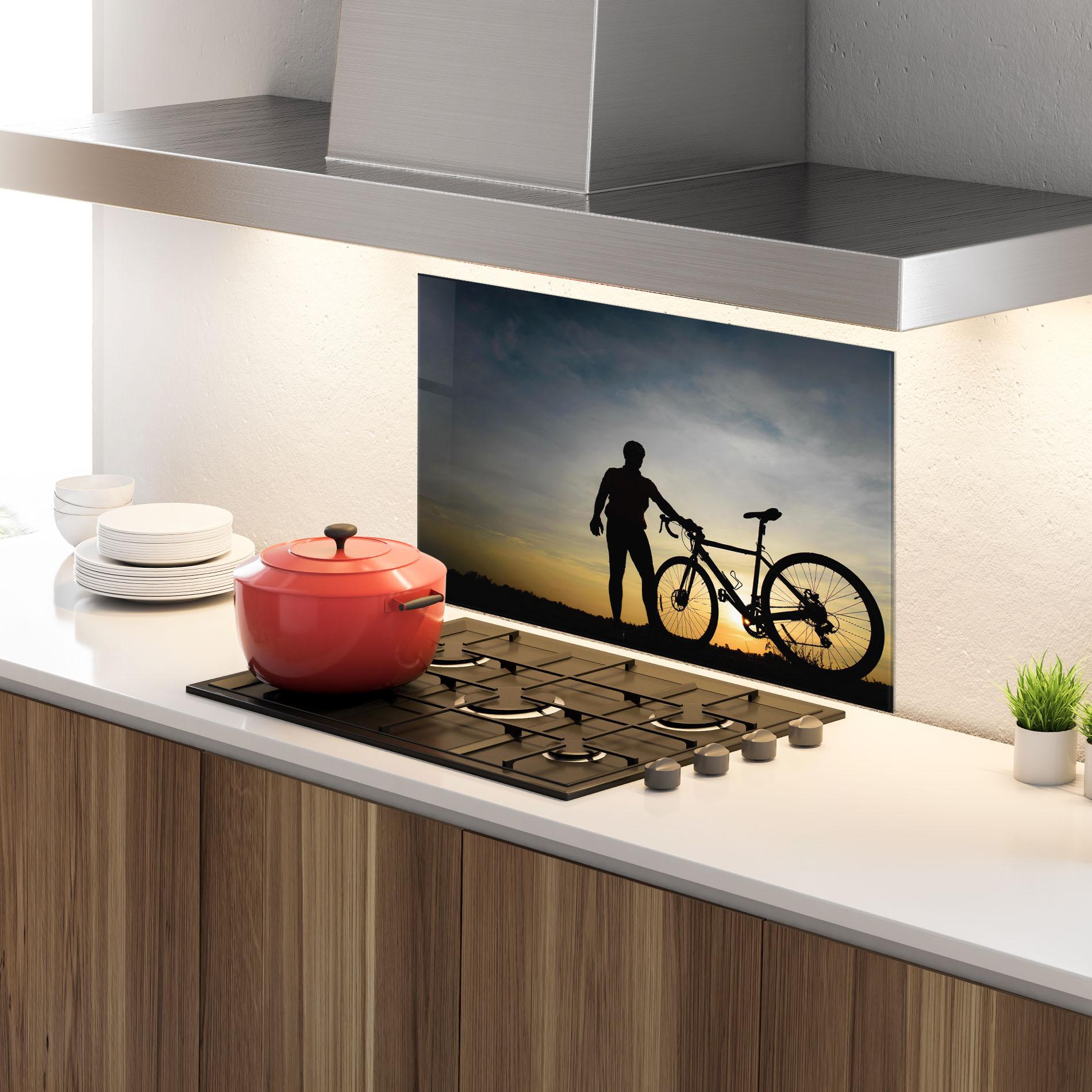 Küchenrückwand Glas Holding Bike Shilouette mockup 4