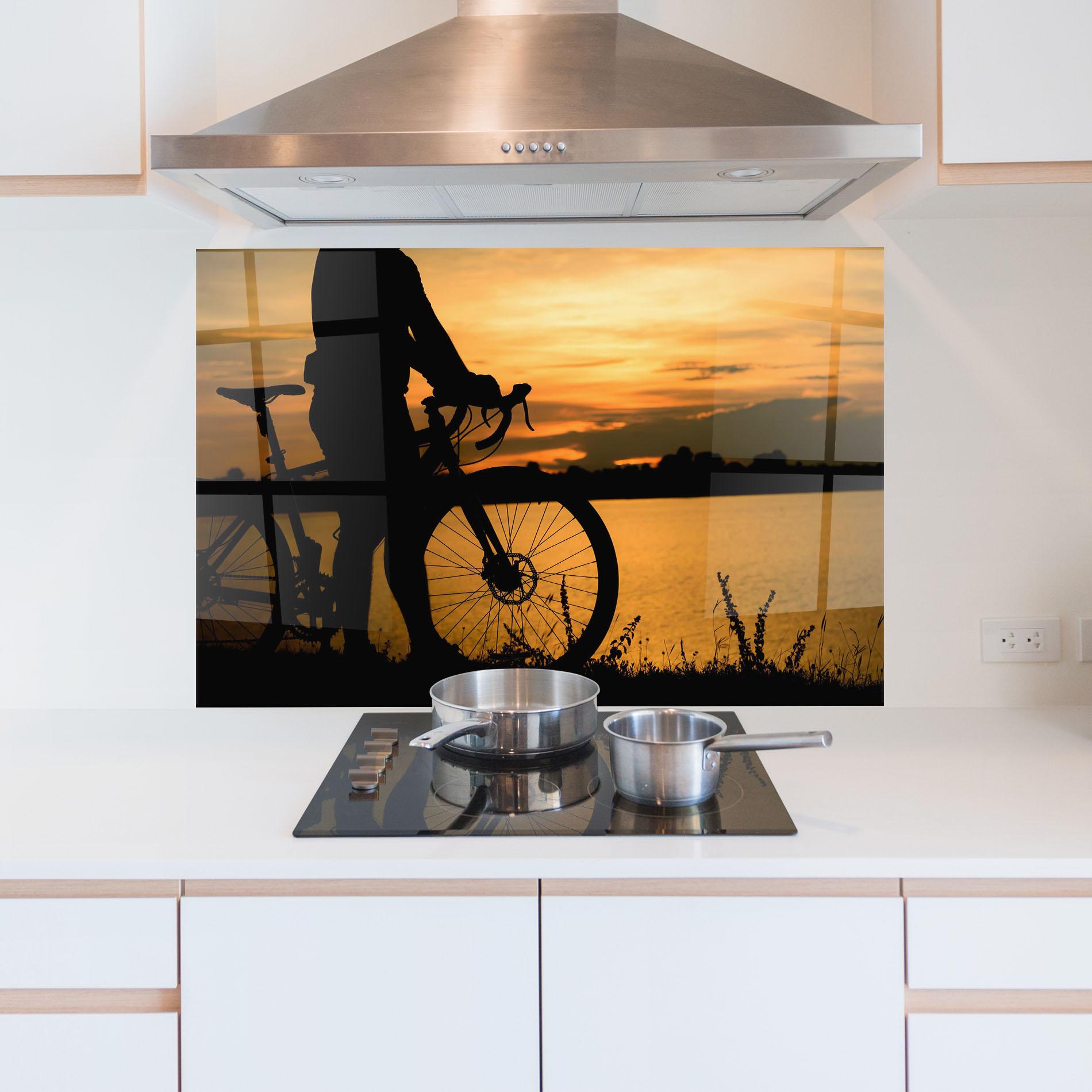 Küchenrückwand Glas Bicycle Sunset Silhouette mockup 5