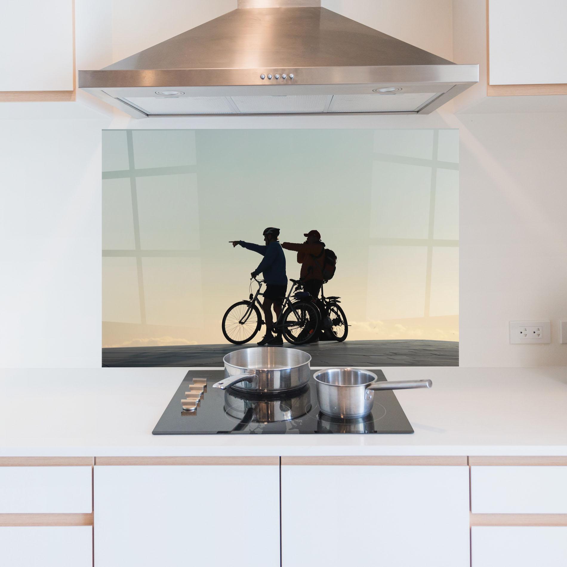 Küchenrückwand Glas Bike Pointing Shilouette mockup 5