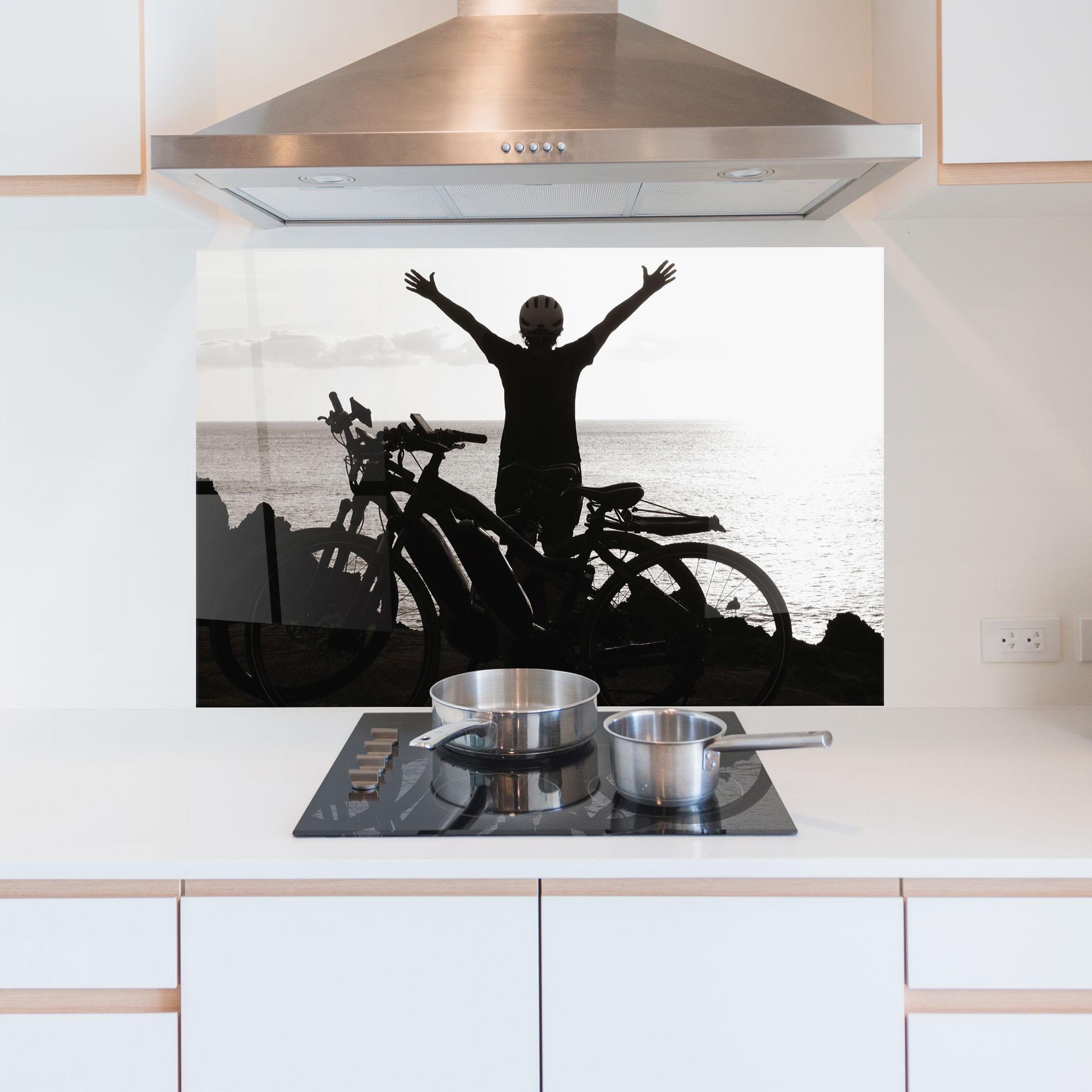 Küchenrückwand Glas Facing Sea Woman mockup 5