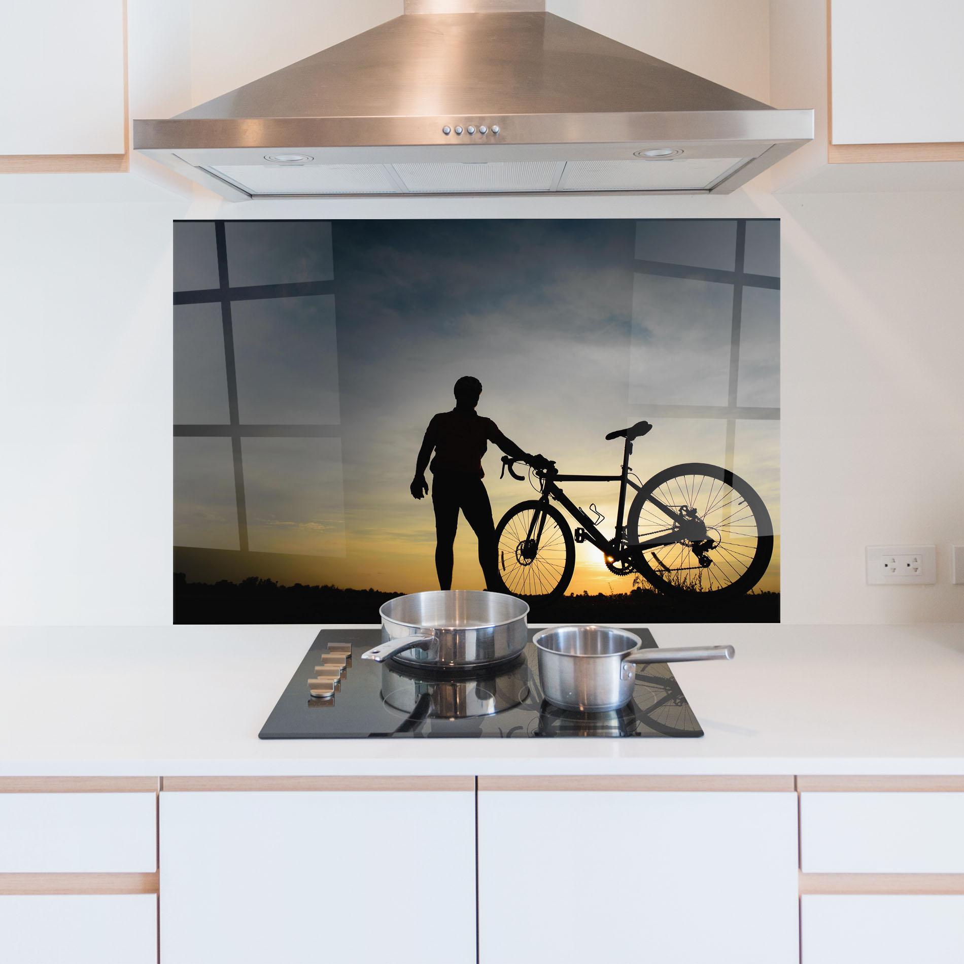 Küchenrückwand Glas Holding Bike Shilouette mockup 5