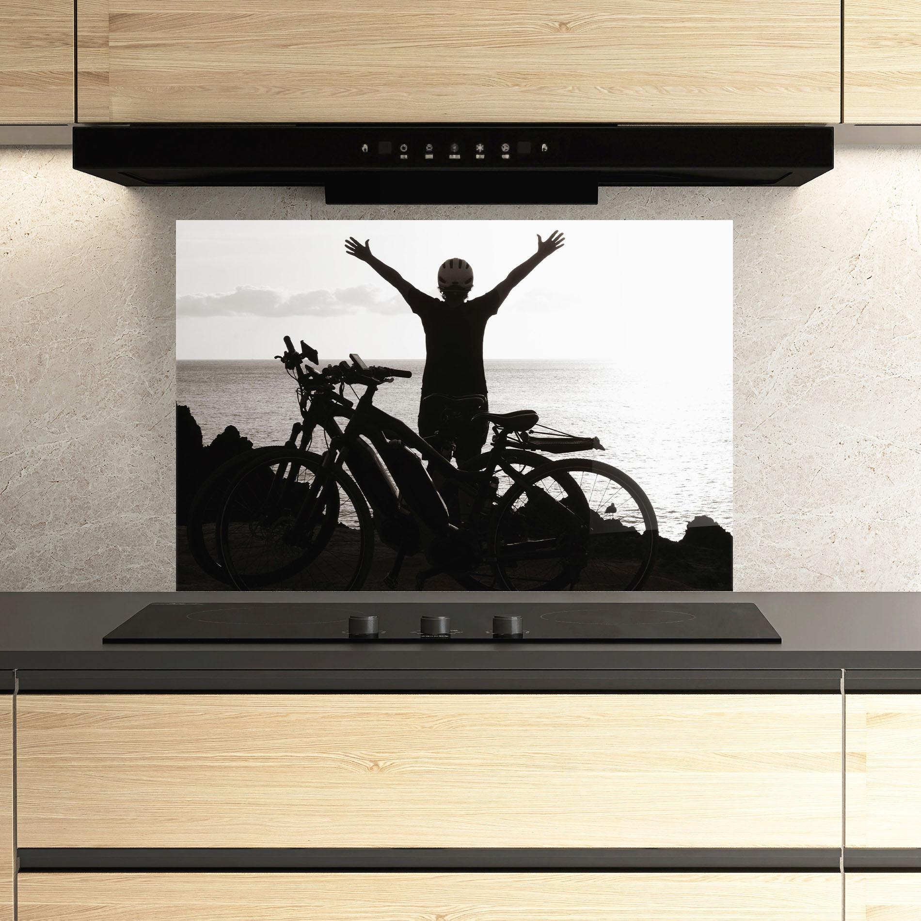 Küchenrückwand Glas Facing Sea Woman mockup 3