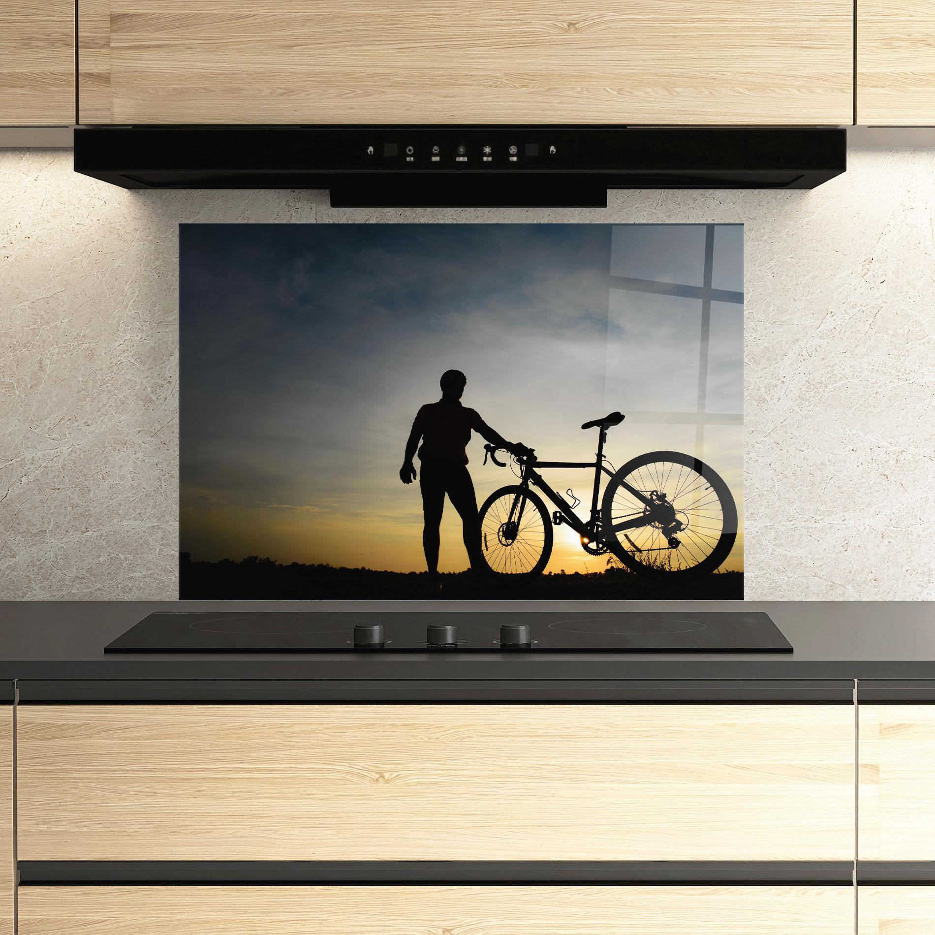 Küchenrückwand Glas Holding Bike Shilouette mockup 3