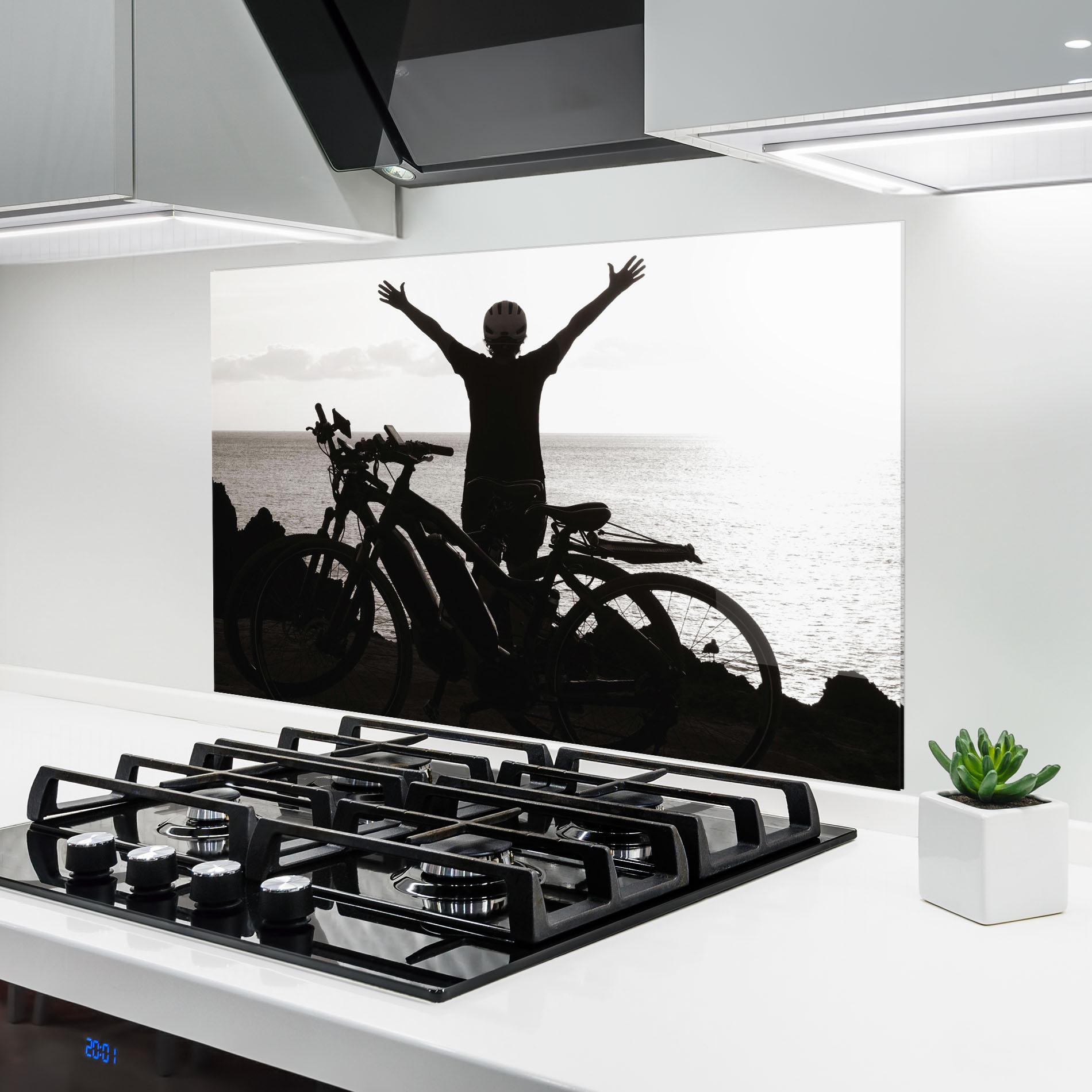 Küchenrückwand Glas Facing Sea Woman mockup 6